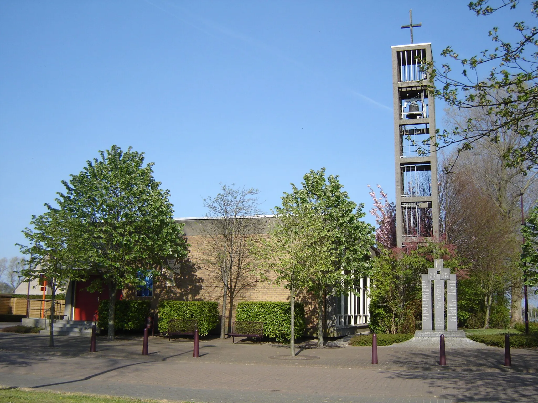 Photo showing: Moderne Sint-Michielskerk van Roksem (gebouwd in 1964) Modern church of Saint Michael in Roksem (built in 1964). Roksem, Oudenburg, West Flanders, Belgium