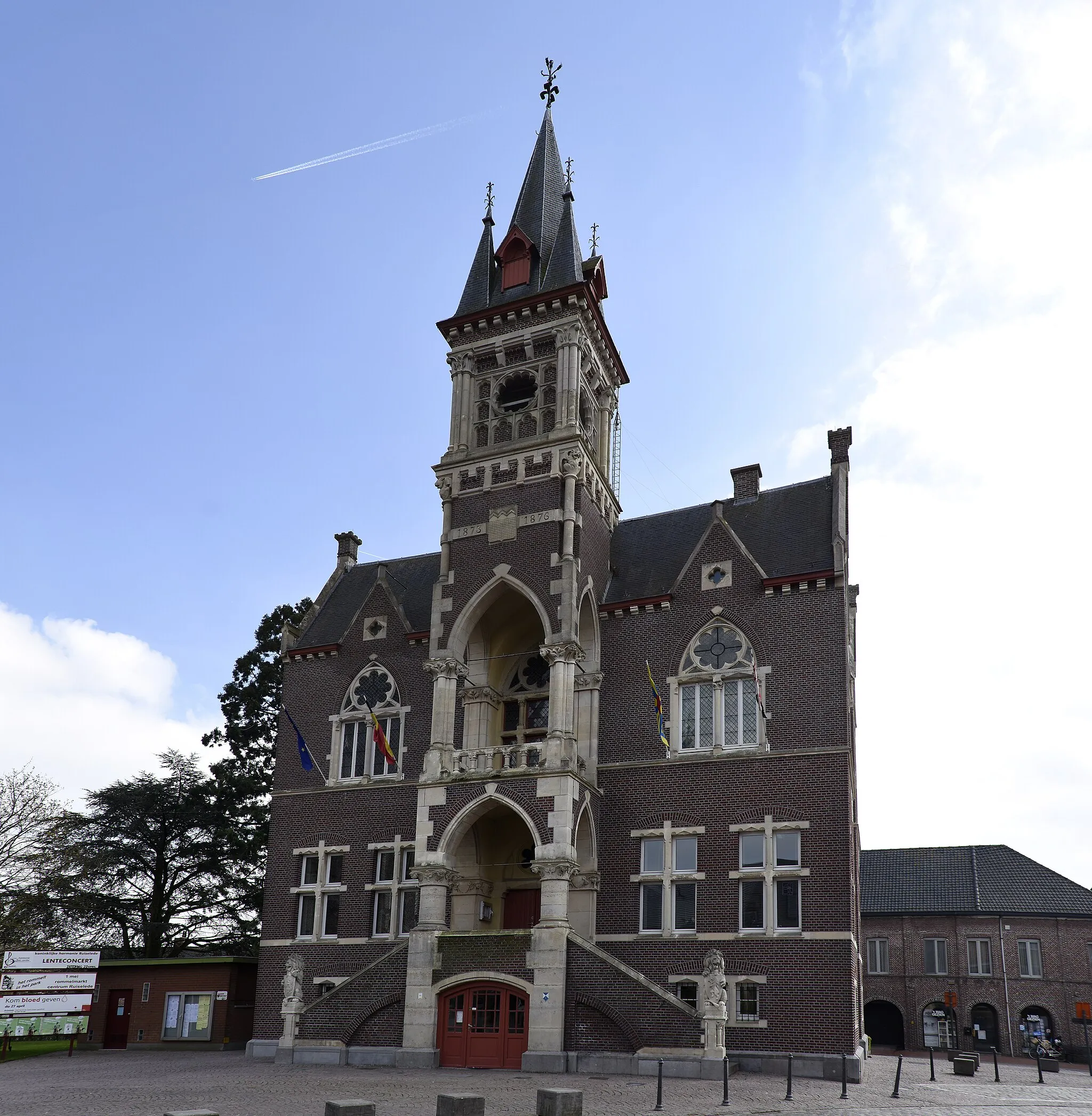 Photo showing: Gemeentehuis Ruiselede, België - Neogotiek