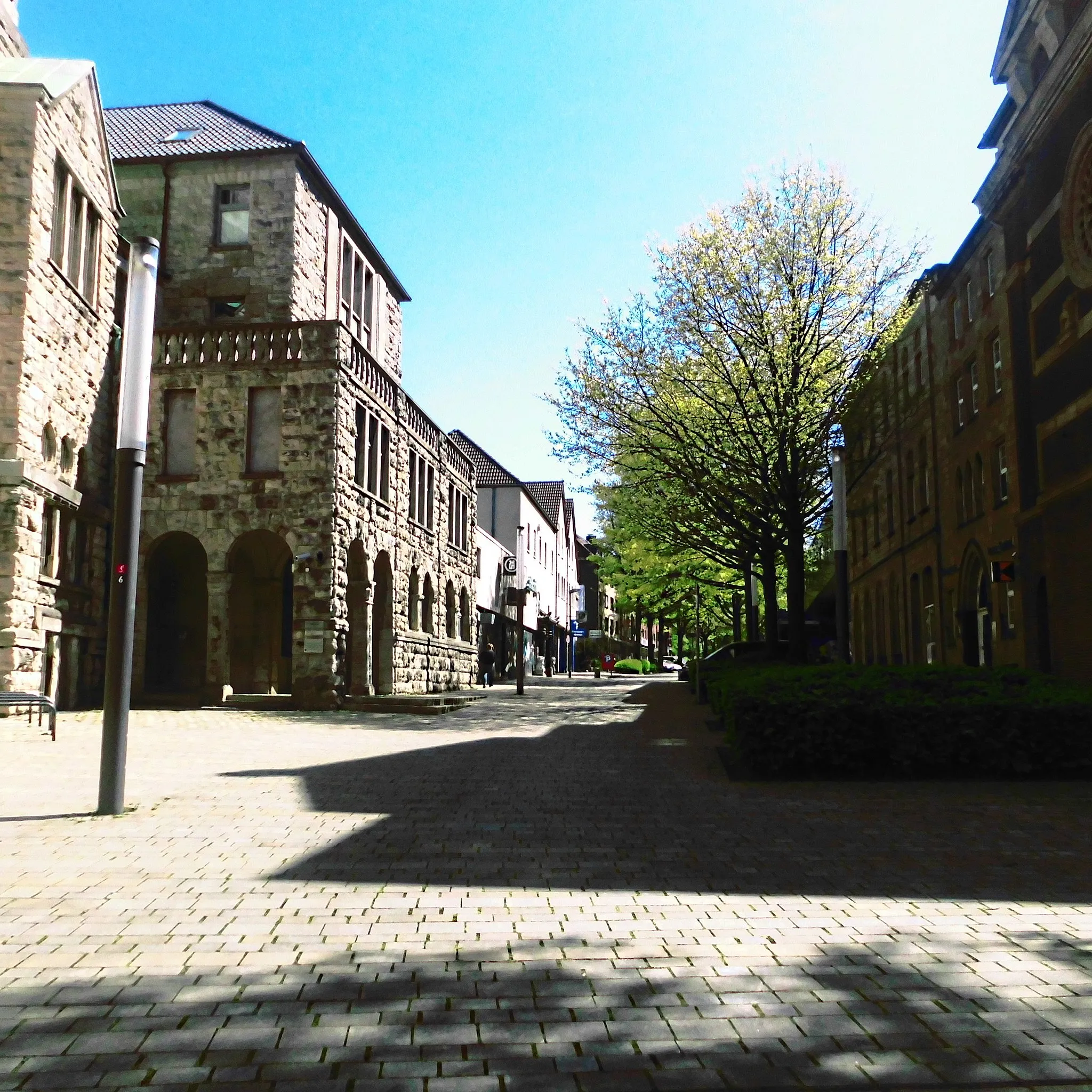 Photo showing: Westende der Steeler Straße. Links ist das ehemalige Rabbinerhaus der ehemaligen Synagoge von Essen