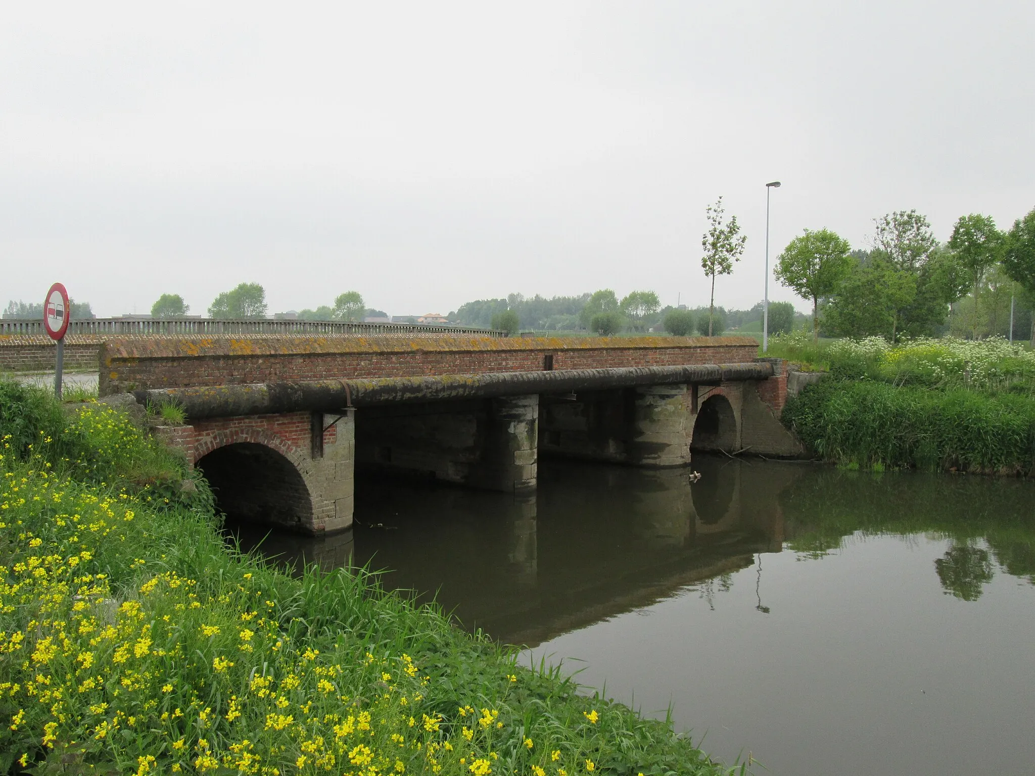 Photo showing: Zicht op de pijlers van de brug van de Zarrenstraat over de Handzamevaart