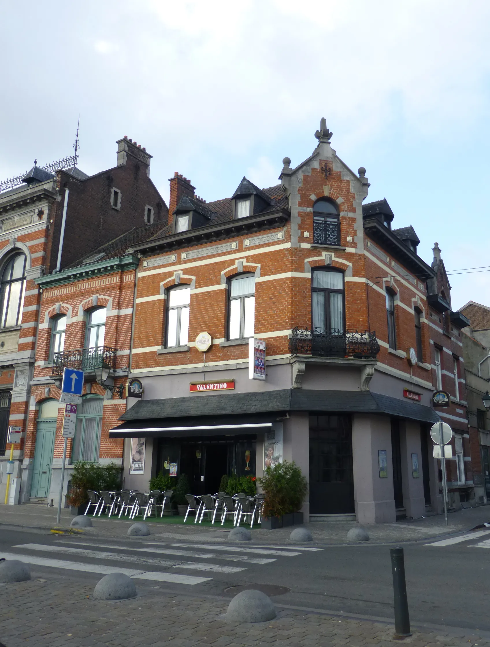 Photo showing: Un des cafés bordant la Place de la Résistance, N°5, au nord-est. Notez la symétrie avec le N°1A. Style Renaissance flamande (fin 19e s.).