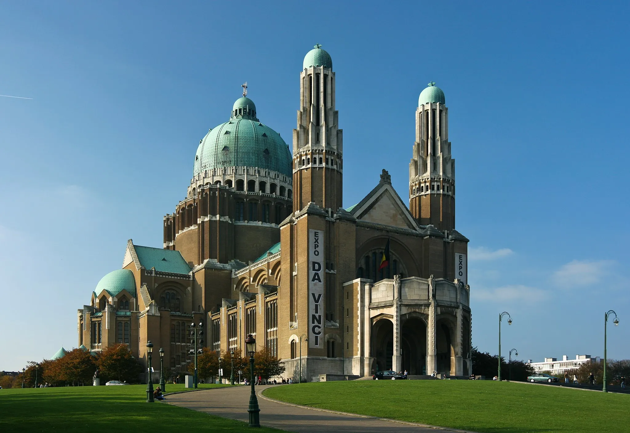 Photo showing: Basilica of the Sacred Heart, Brussels, Belgium; with da Vinci expo banners.
