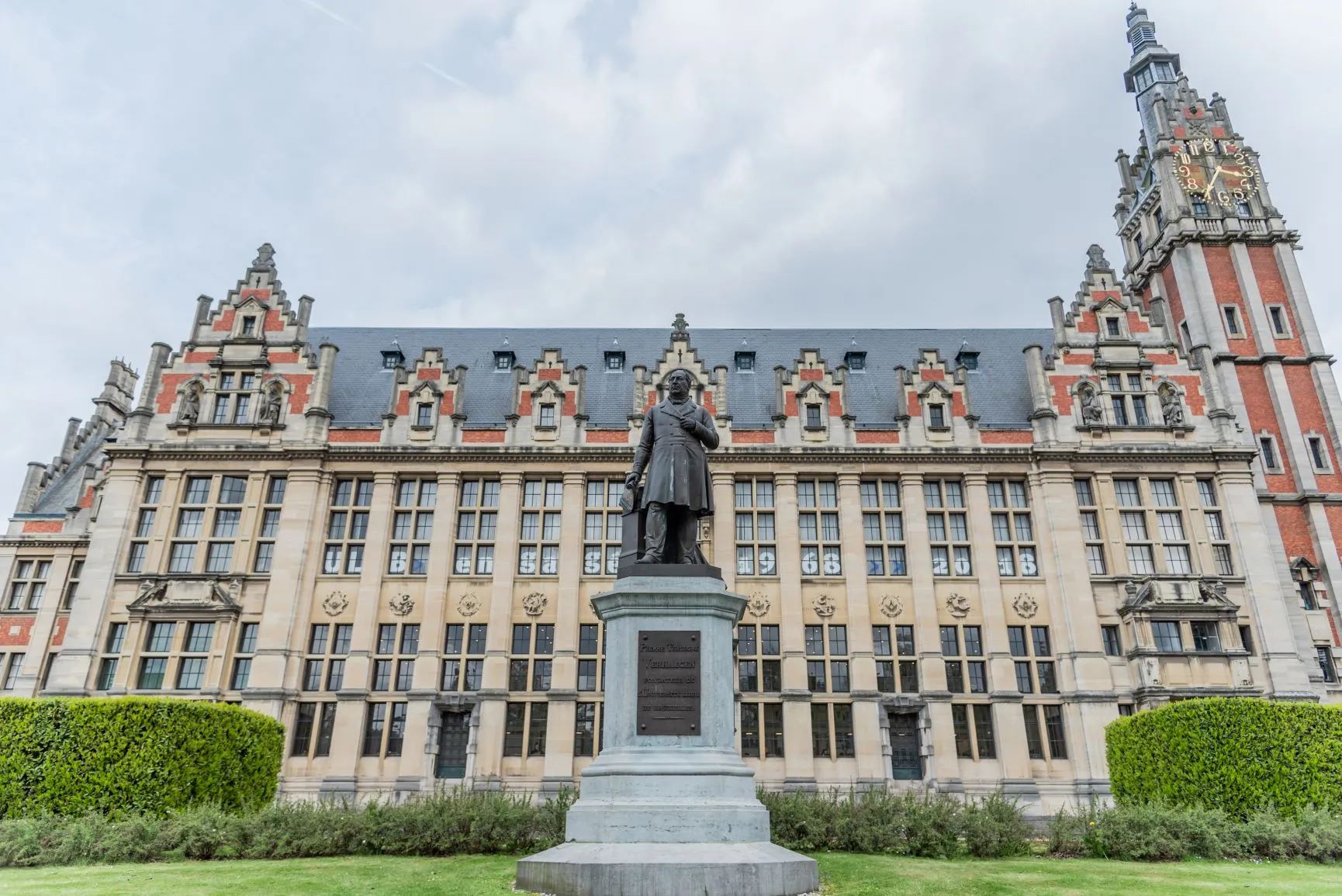 Photo showing: Bâtiment historique de l'Université libre de Bruxelles et statut de Théodore Verhaegen
