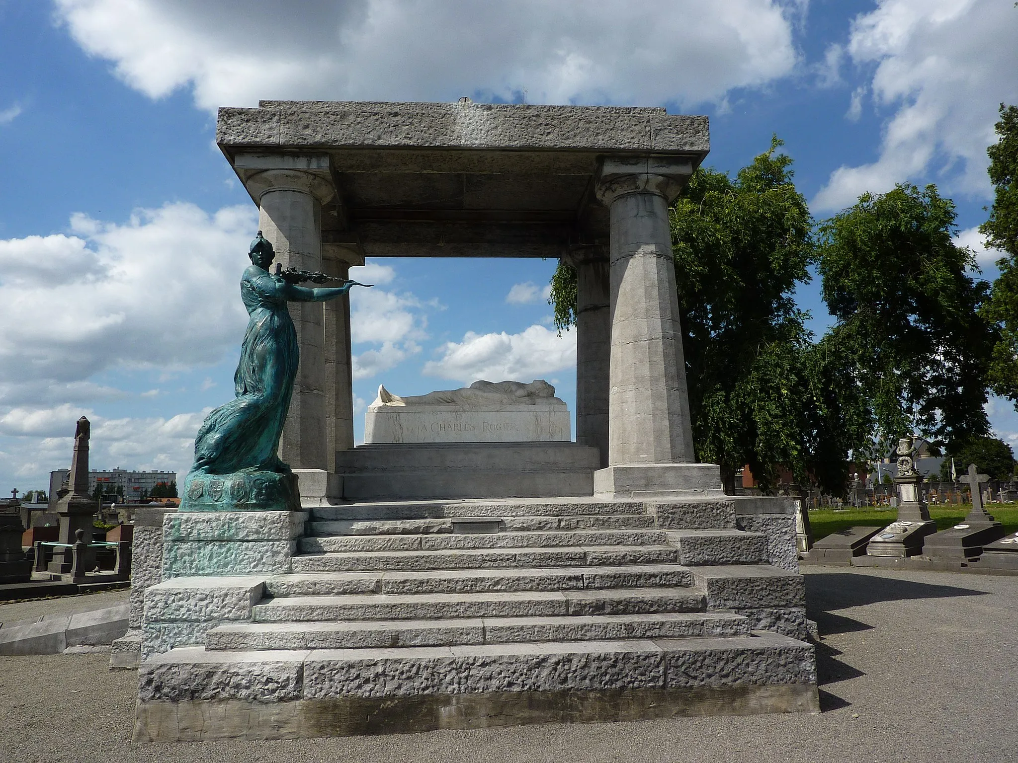 Photo showing: Tombe de Charles Rogier au cimetière de Saint-Josse-ten-Noode à Schaerbeek, Bruxelles, Belgique. Monument funéraire de Paul Hankar et sculpteur Isidore De Rudder.