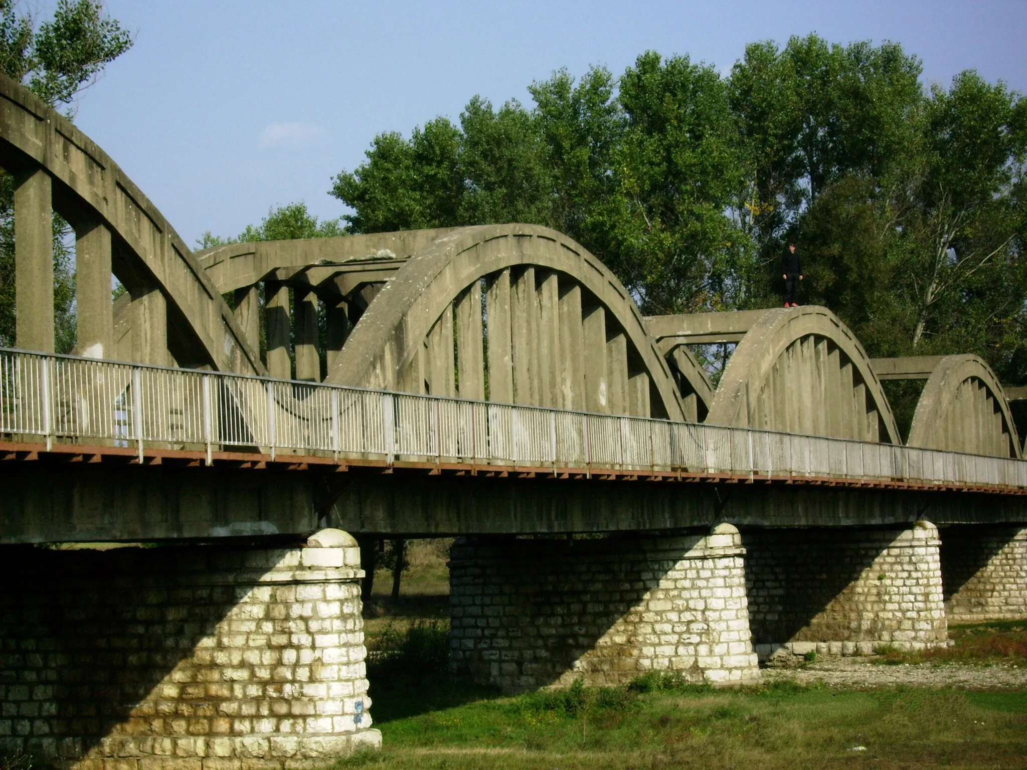Photo showing: Bridge over Lom river in village Kriva bara, Montana District, Bulgaria.