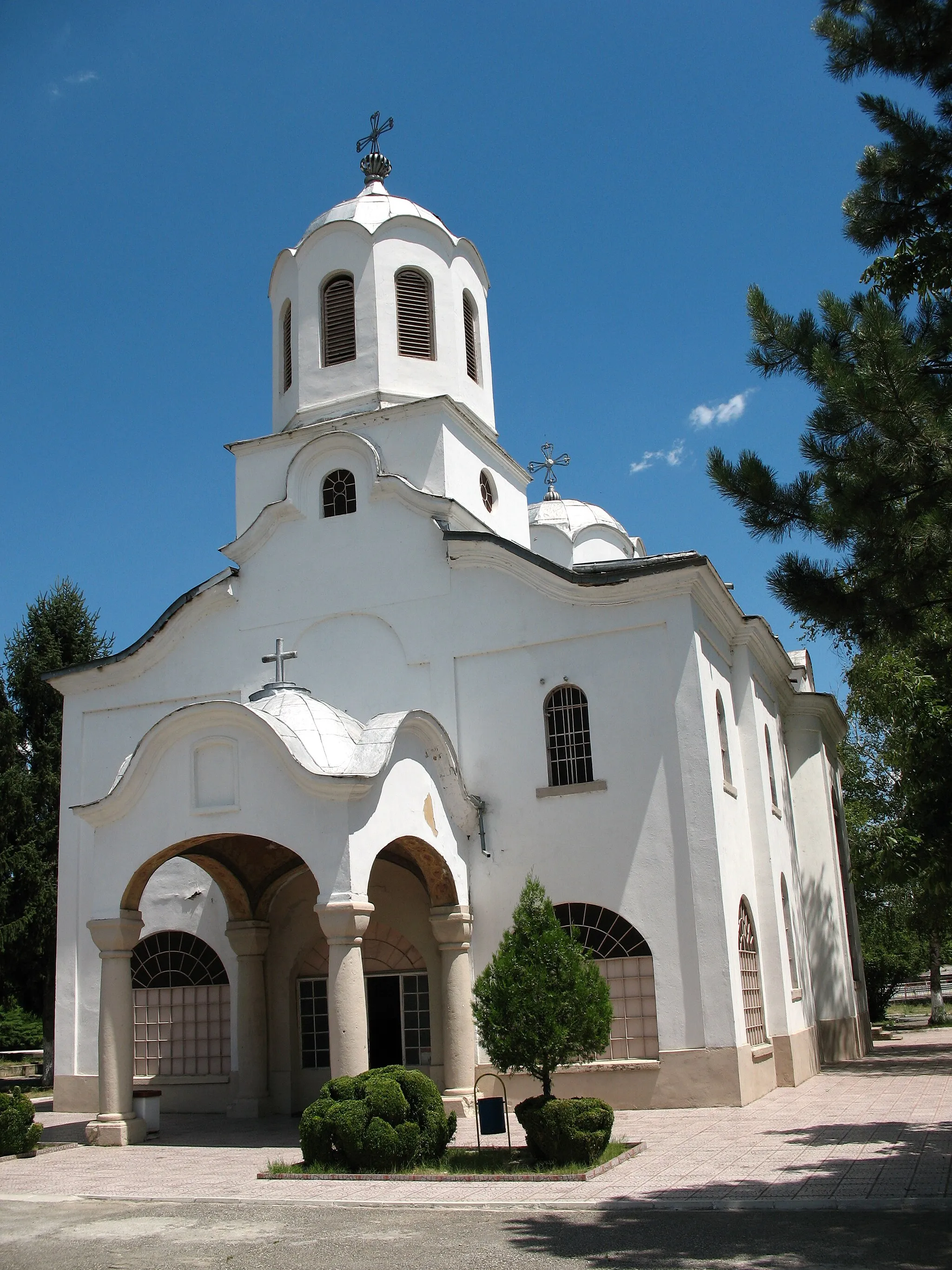 Photo showing: The church in the centre of Lukovit, Bulgaria