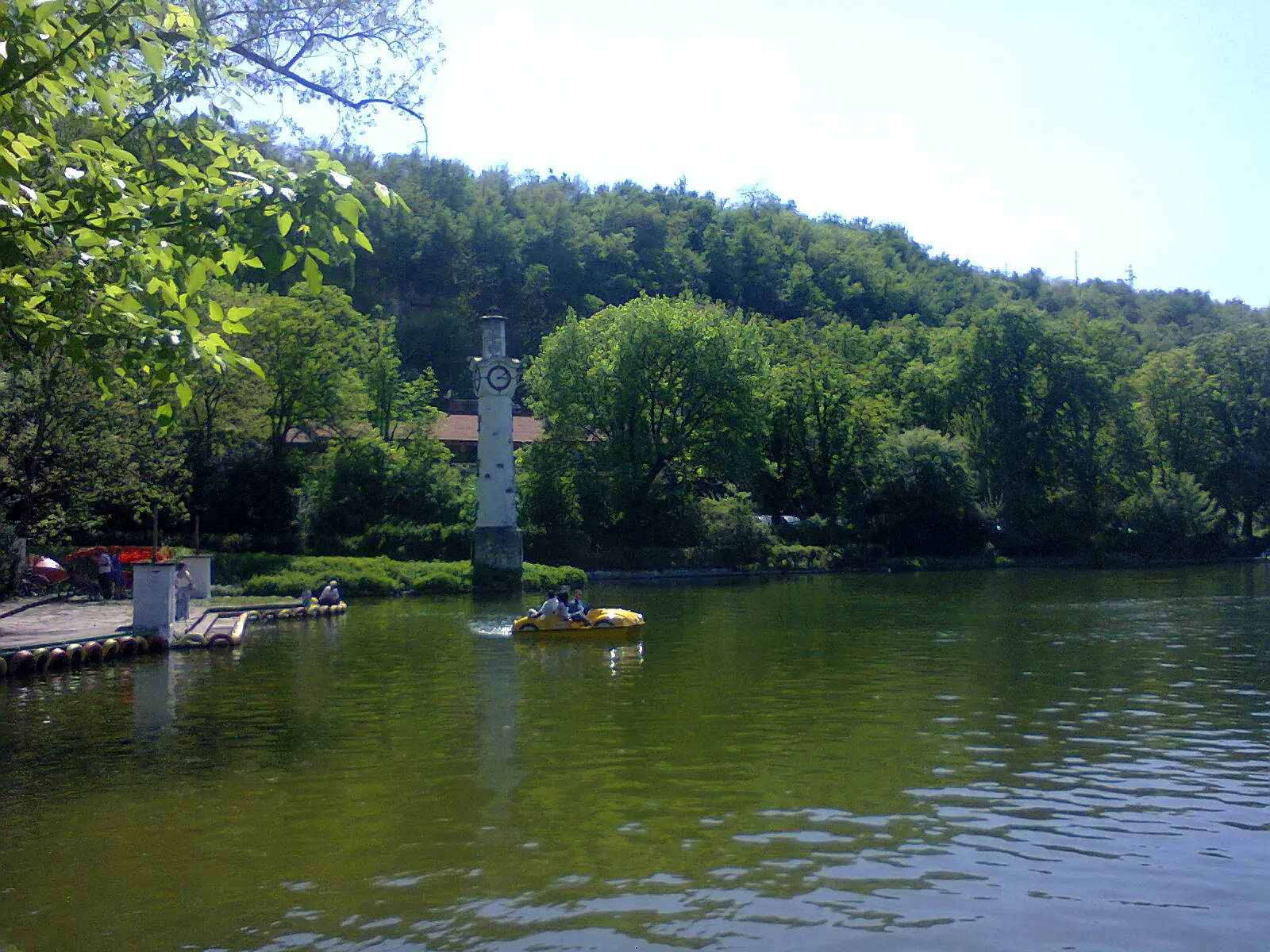 Photo showing: Kayluka lake and watch tower