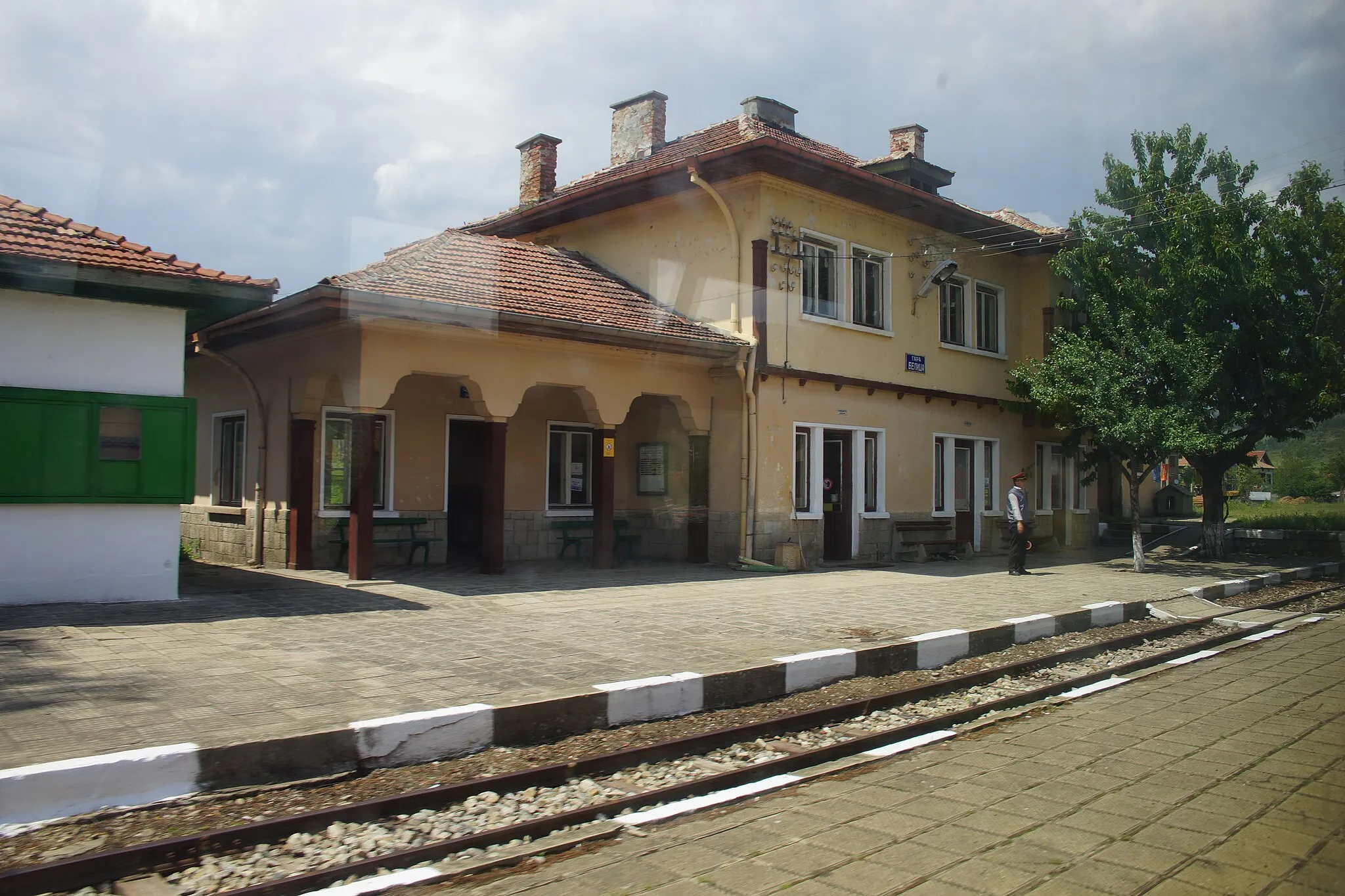 Photo showing: Belitsa train station view from a train.