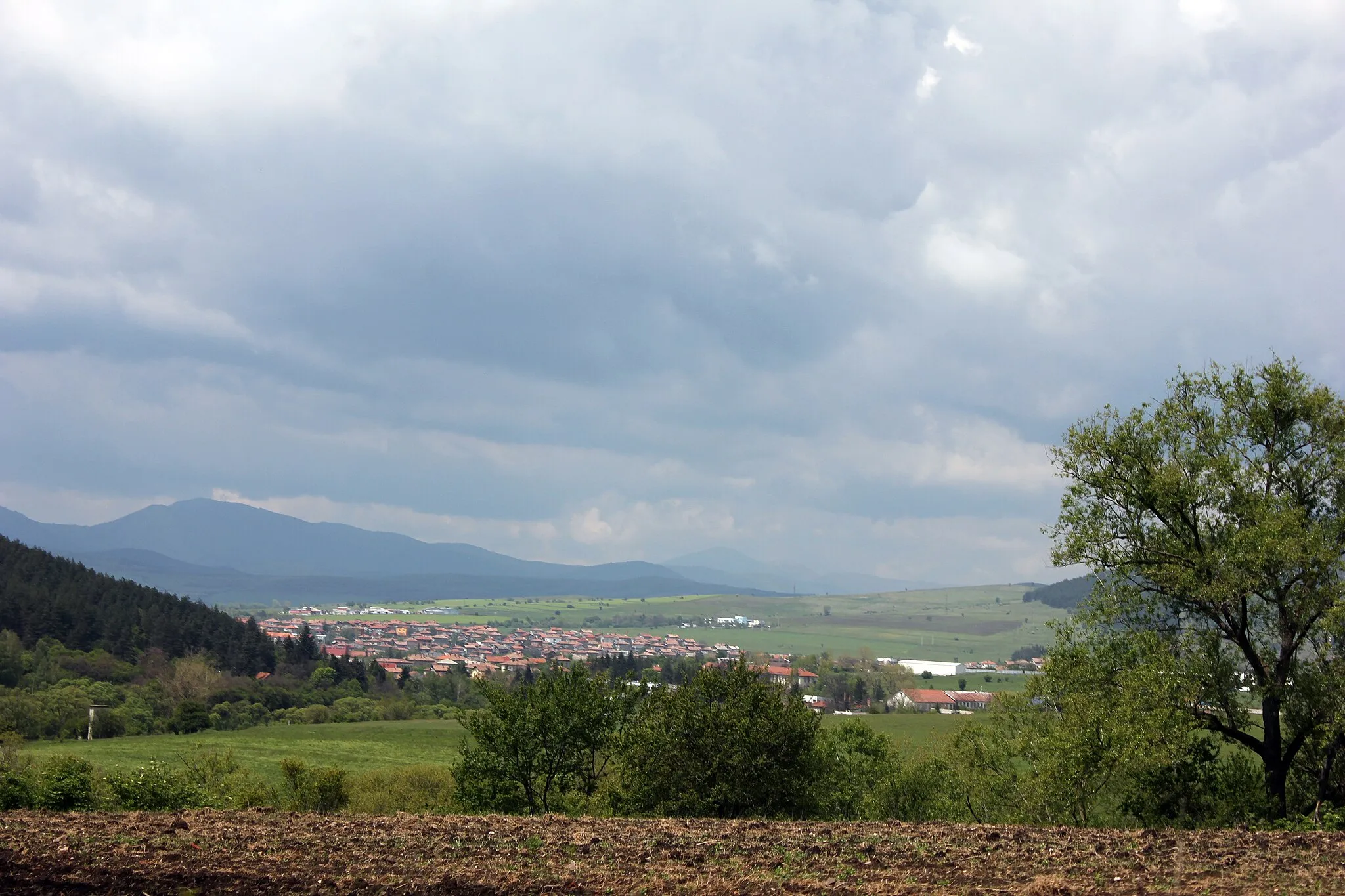 Photo showing: View of Breznik and the Breznik Basin