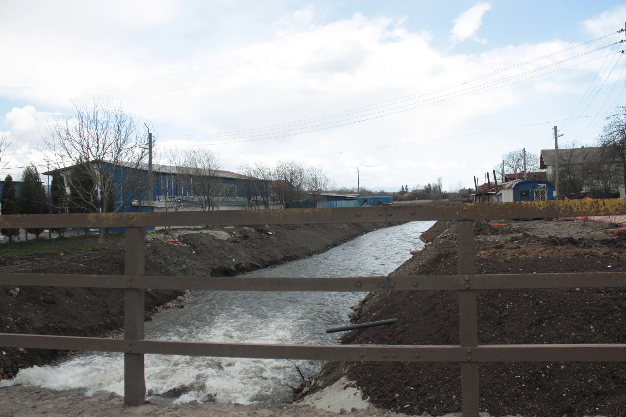 Photo showing: River Blato in Kostinbrod, a shot from the bridge