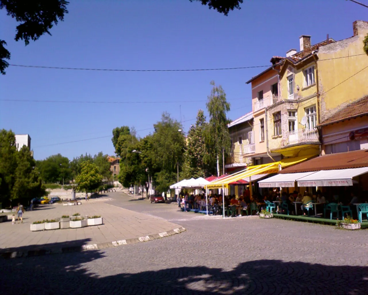 Photo showing: The central square of the Bulgarian town of Radomir