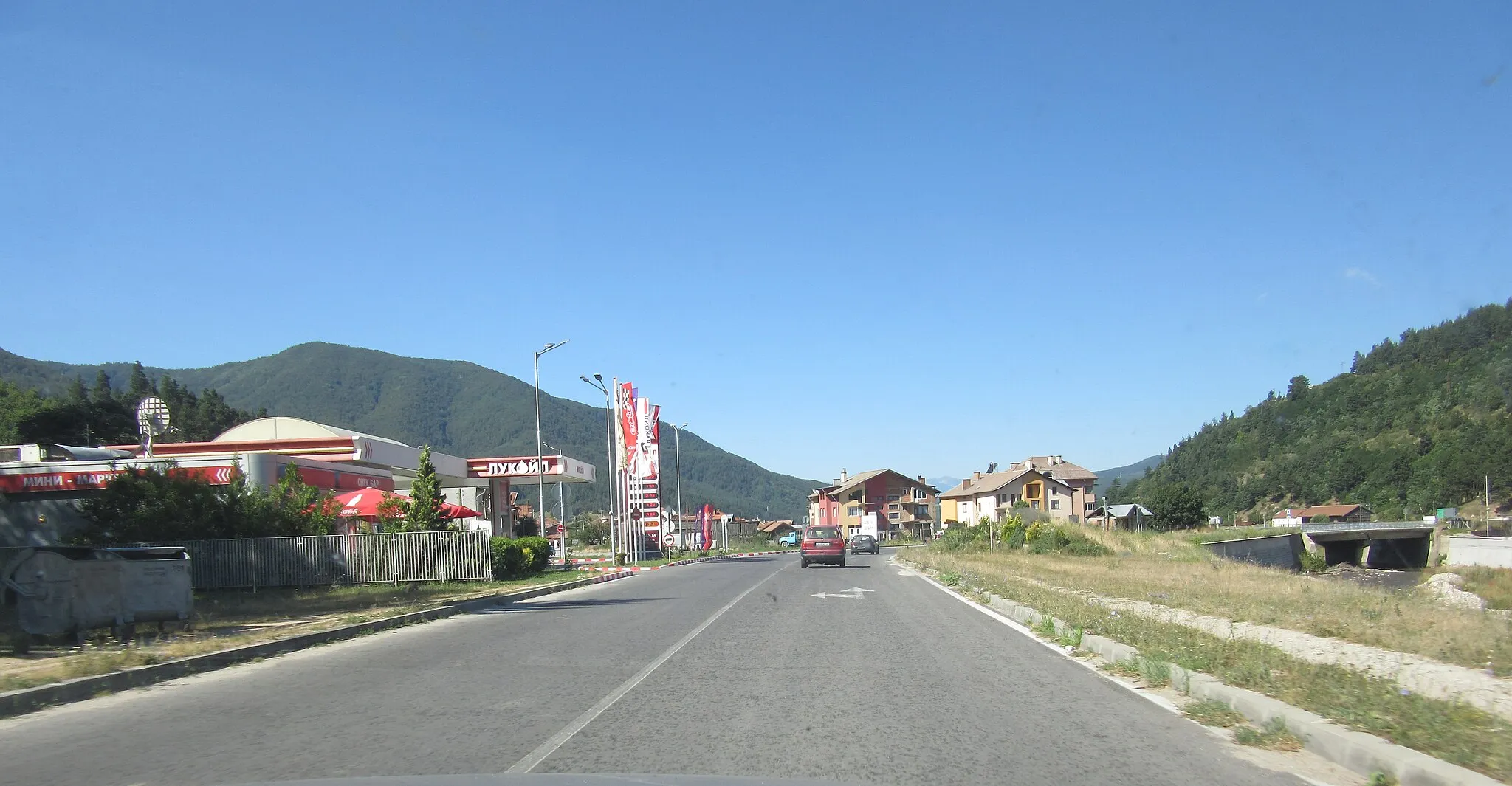 Photo showing: Yakoruda Lukoil gas station at the exit road to Yundola