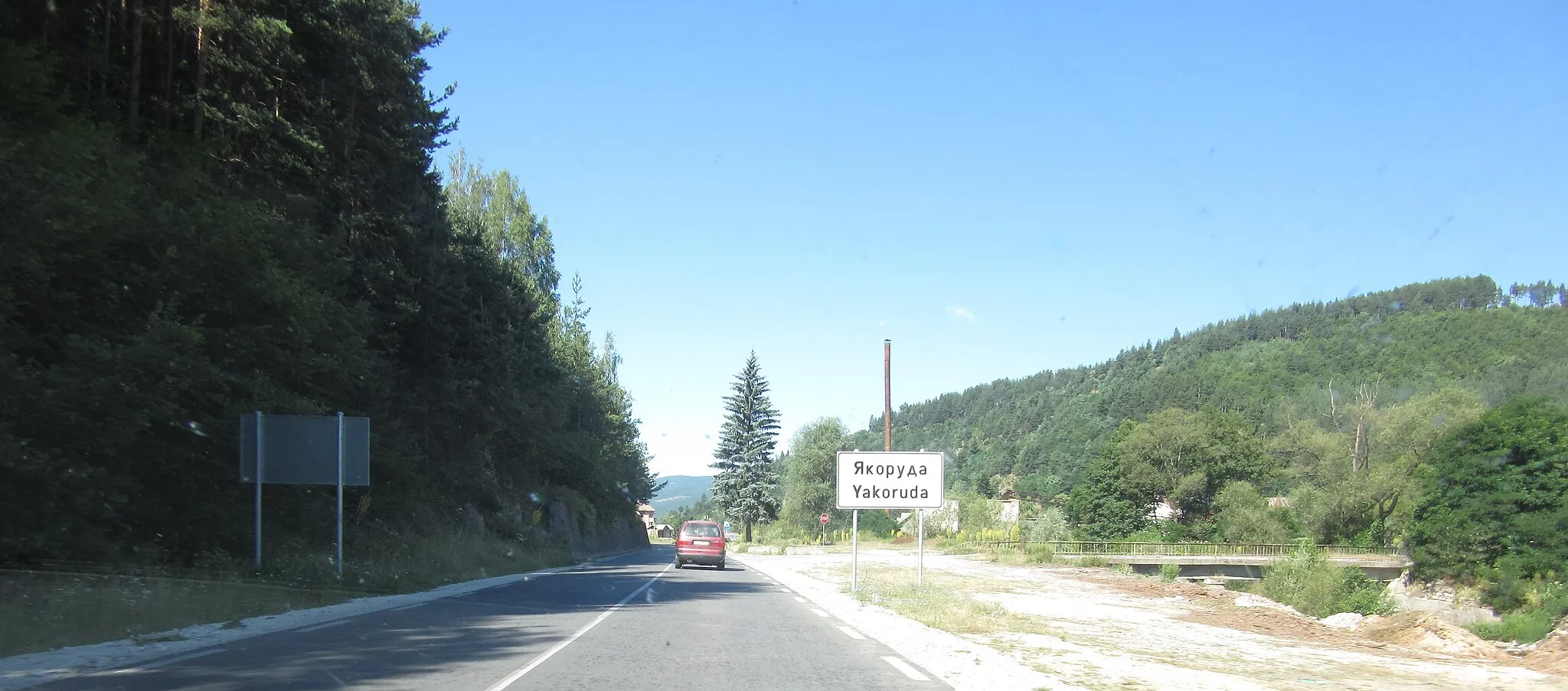 Photo showing: Entrance road to Yakoruda from Yundola