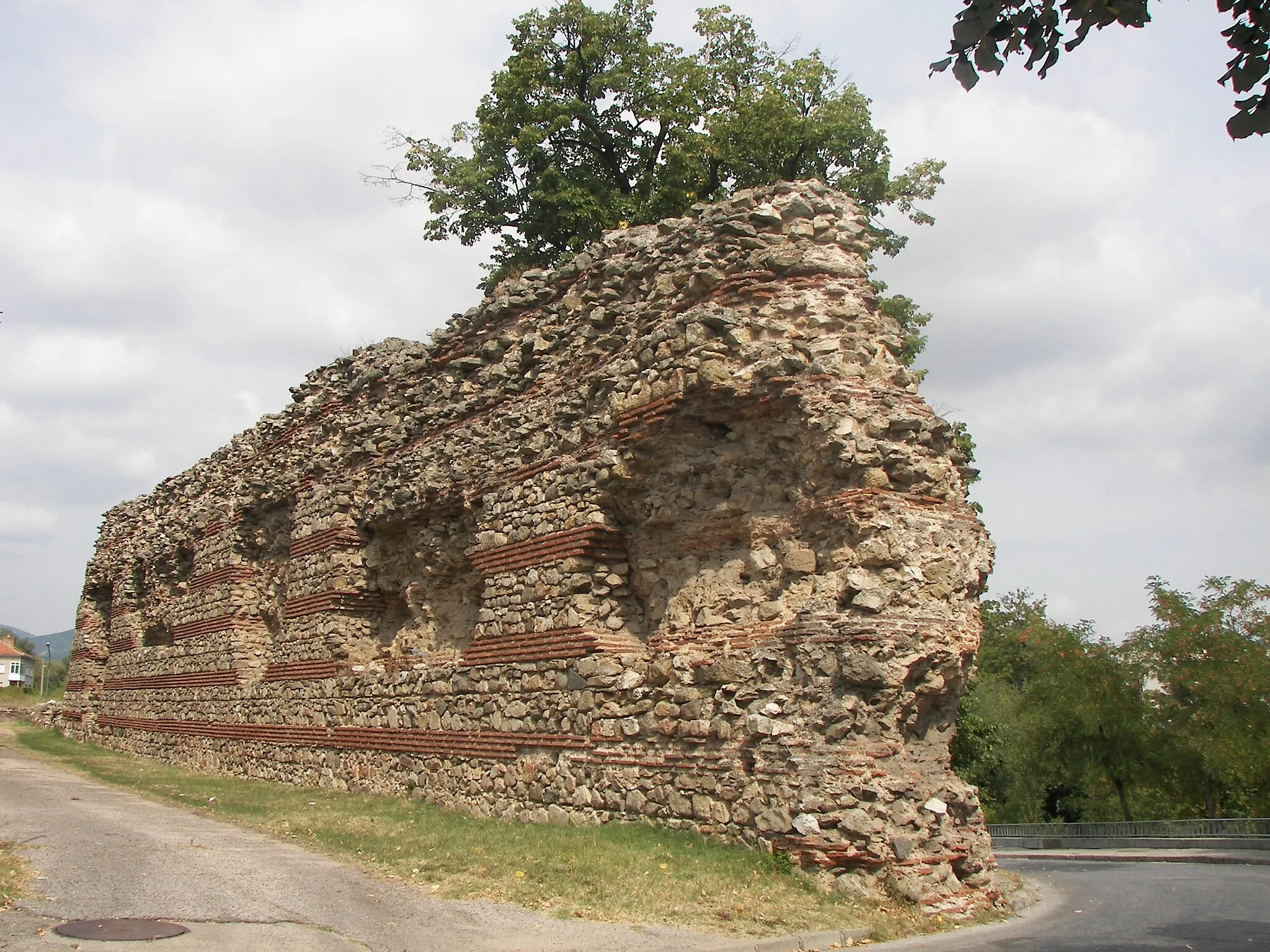 Photo showing: Wall strength