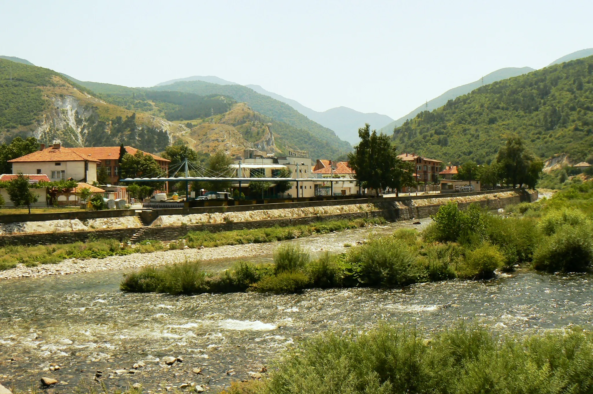 Photo showing: River Vatcha, flowing through the centre of Krichim, Bulgaria.