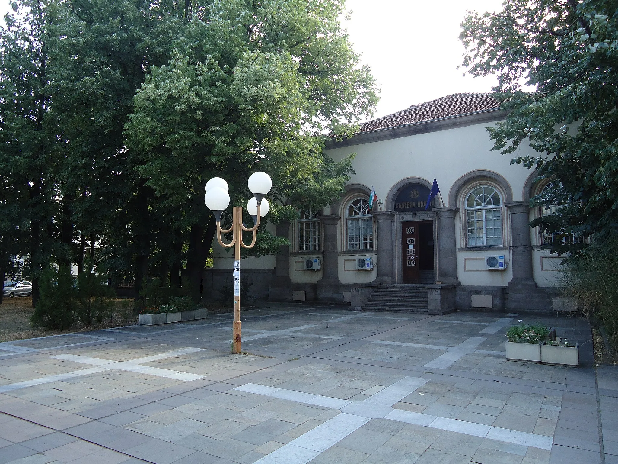 Photo showing: Parvomay Court House