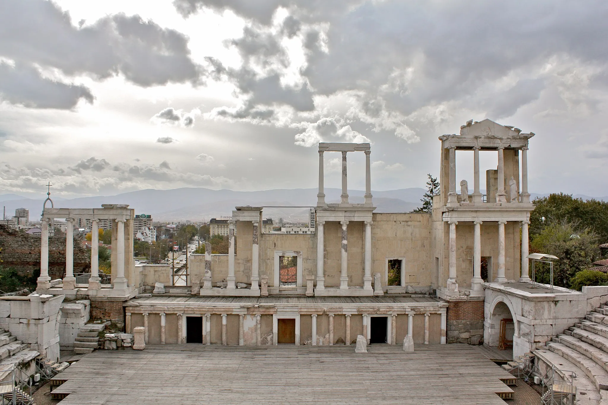 Photo showing: The  skênê of the ancient theatre of Plilippopolis