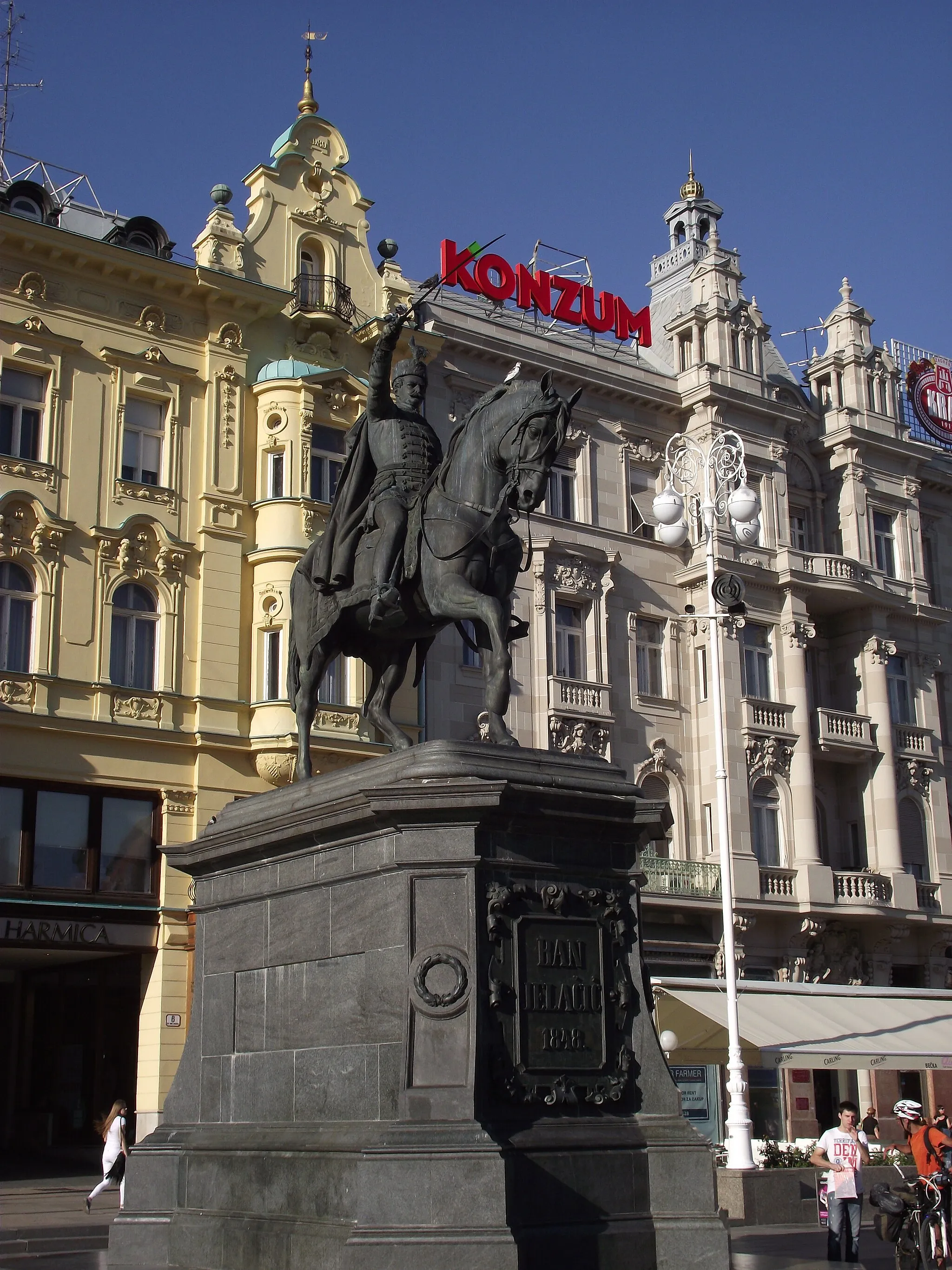 Photo showing: Donji Grad. Trg bana Josipa Jelačića Josip Jelačić statue and eclectic buildings in the backgroung on Ban Josip Jelačić Square