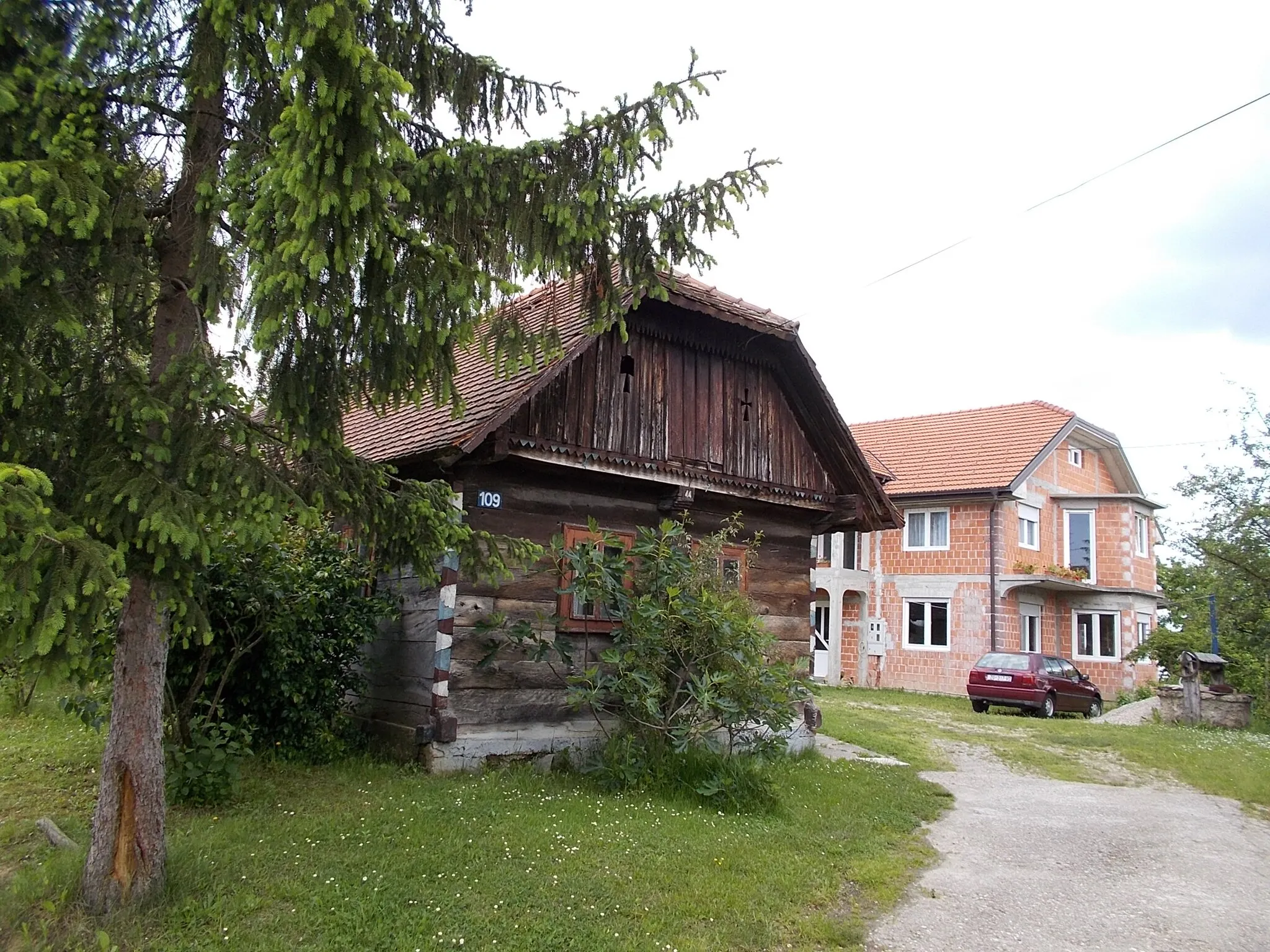Photo showing: Zágráb - Brezovica kerület - Kupinečki Kraljevec - Kraljevečki bregi - régi és új lakóház