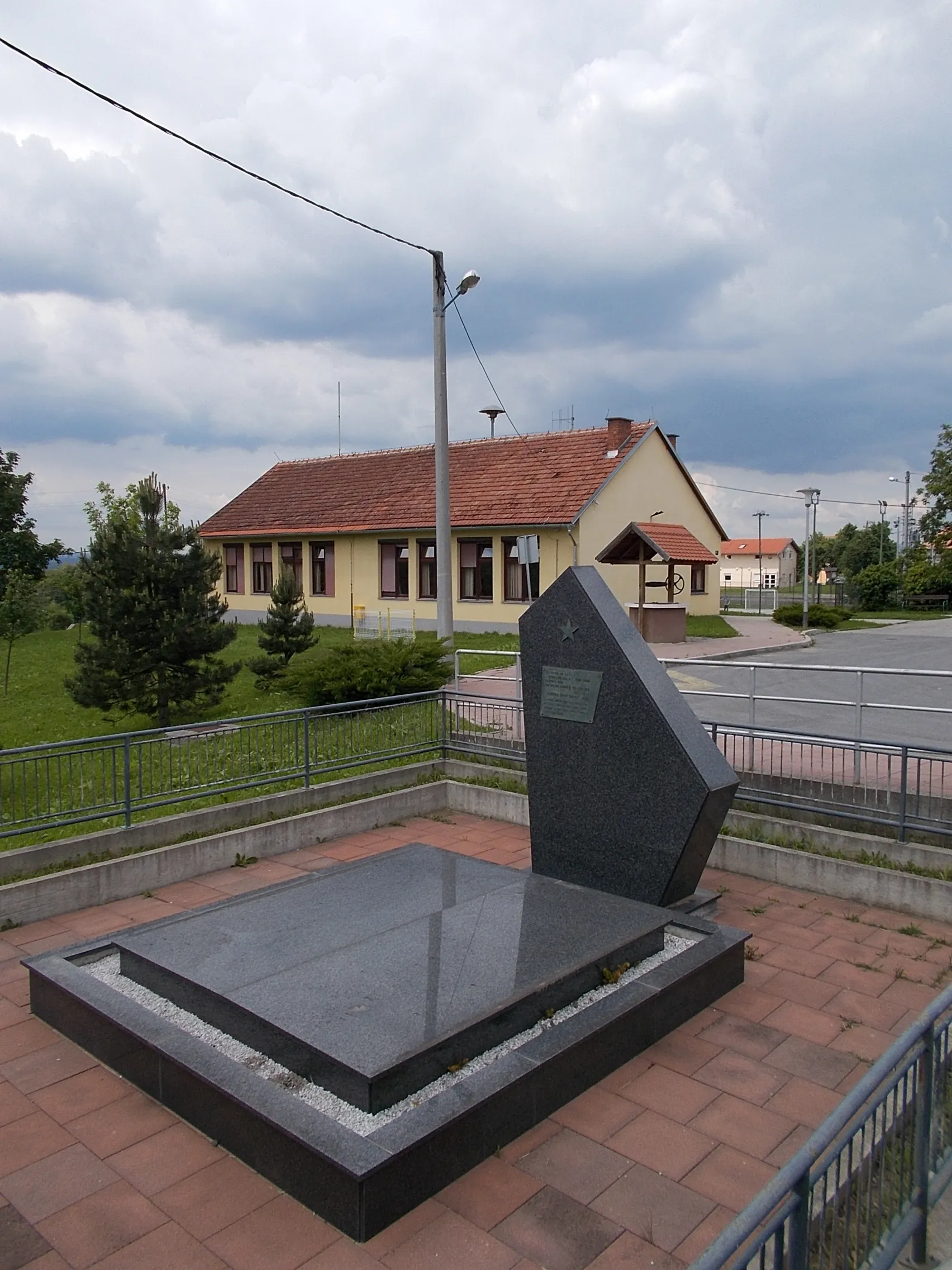 Photo showing: Zágráb - Brezovica kerület - Kupinečki Kraljevec - partizán síremlék