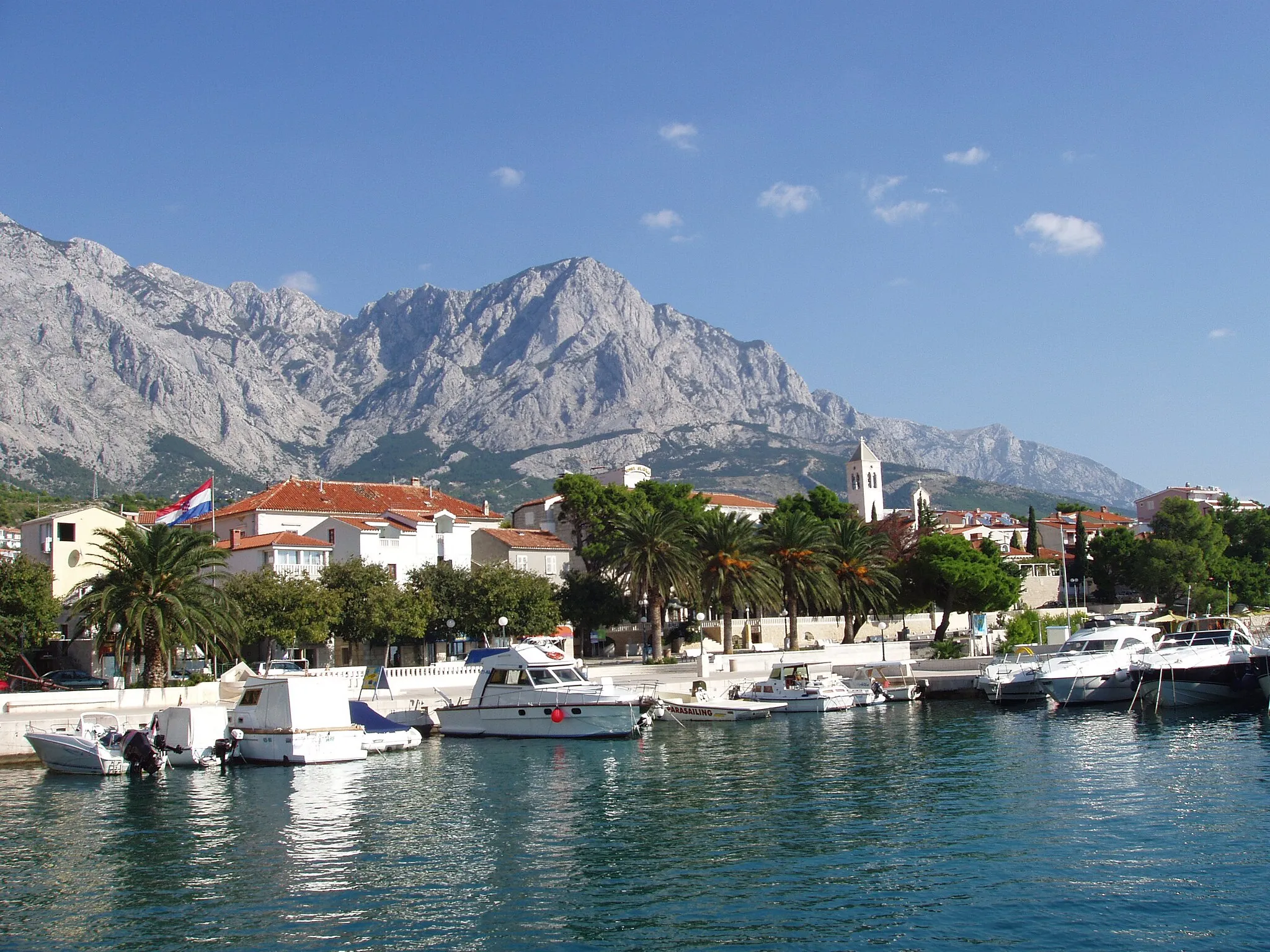 Photo showing: Marina in BaÅ¡ka Voda, Makarska Riviera, Kroatien; im Hintergrund das Biokovo-Gebirge
