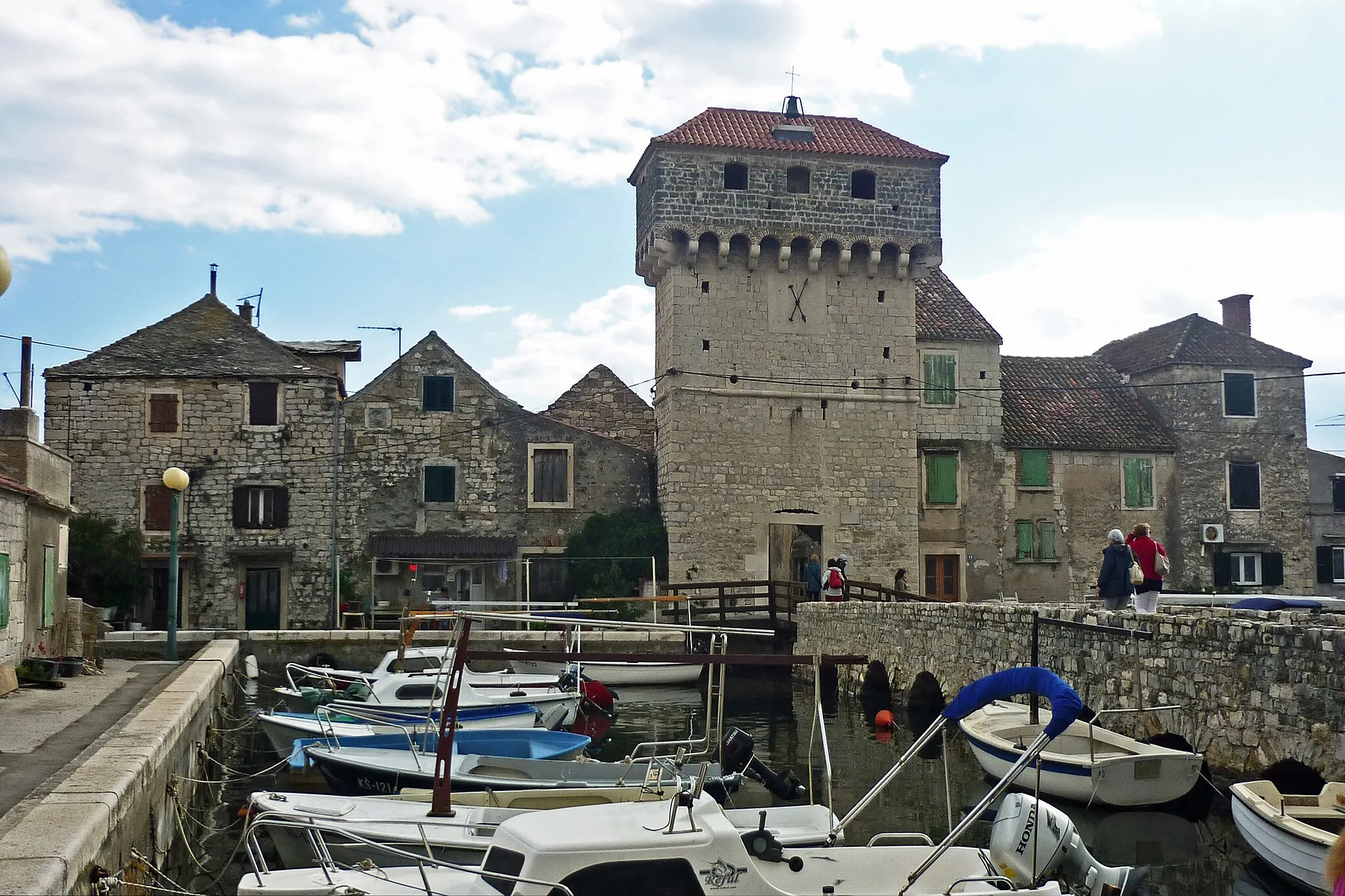 Photo showing: Kaštel Gomilica mit dem Kastell Kaštilac (ehem. Benediktinerkloster)