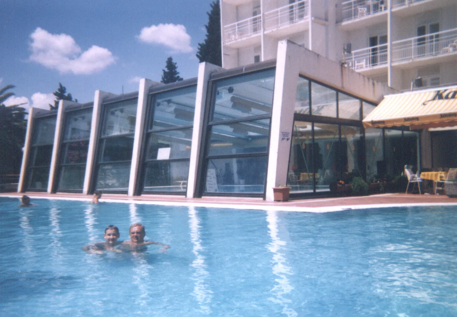 Photo showing: Hotel Palace in Kastel Stari (Srpanj 1999)