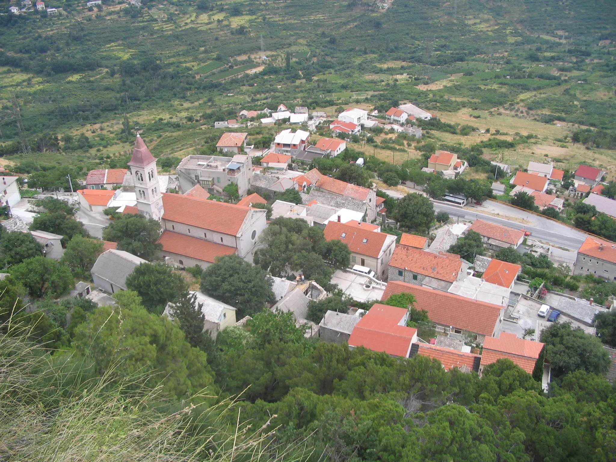 Photo showing: description: Klis seen from the nearby fortress.
opis pl: Wieś Klis widziana z pobliskiej twierdzy.
author/autor: Gardomir (polish wiki:[1])

source/źródło: a photograph taken by me (fotografia wykonana przeze mnie)