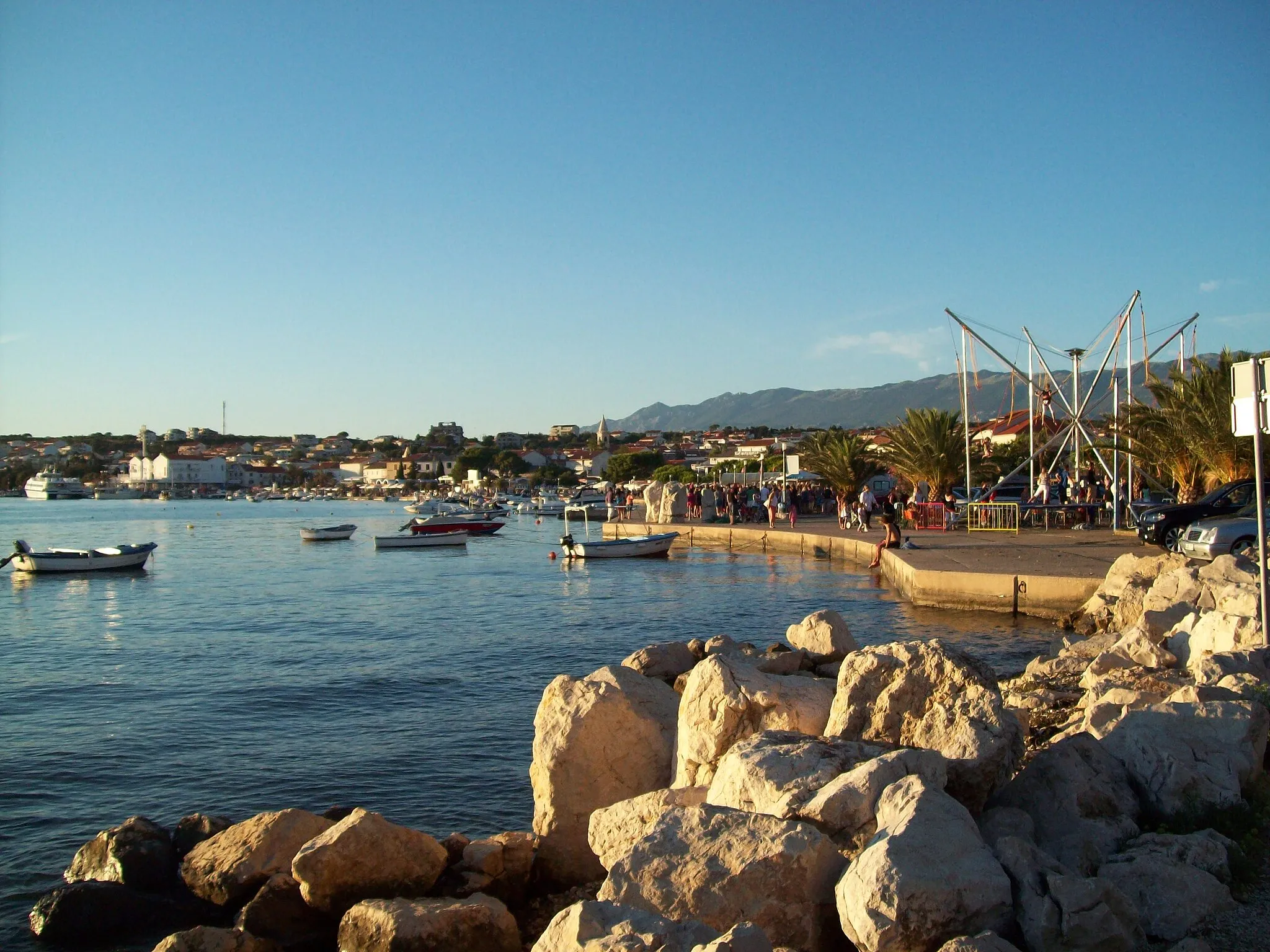 Photo showing: Die Stadt Novalja von der Marina aus.