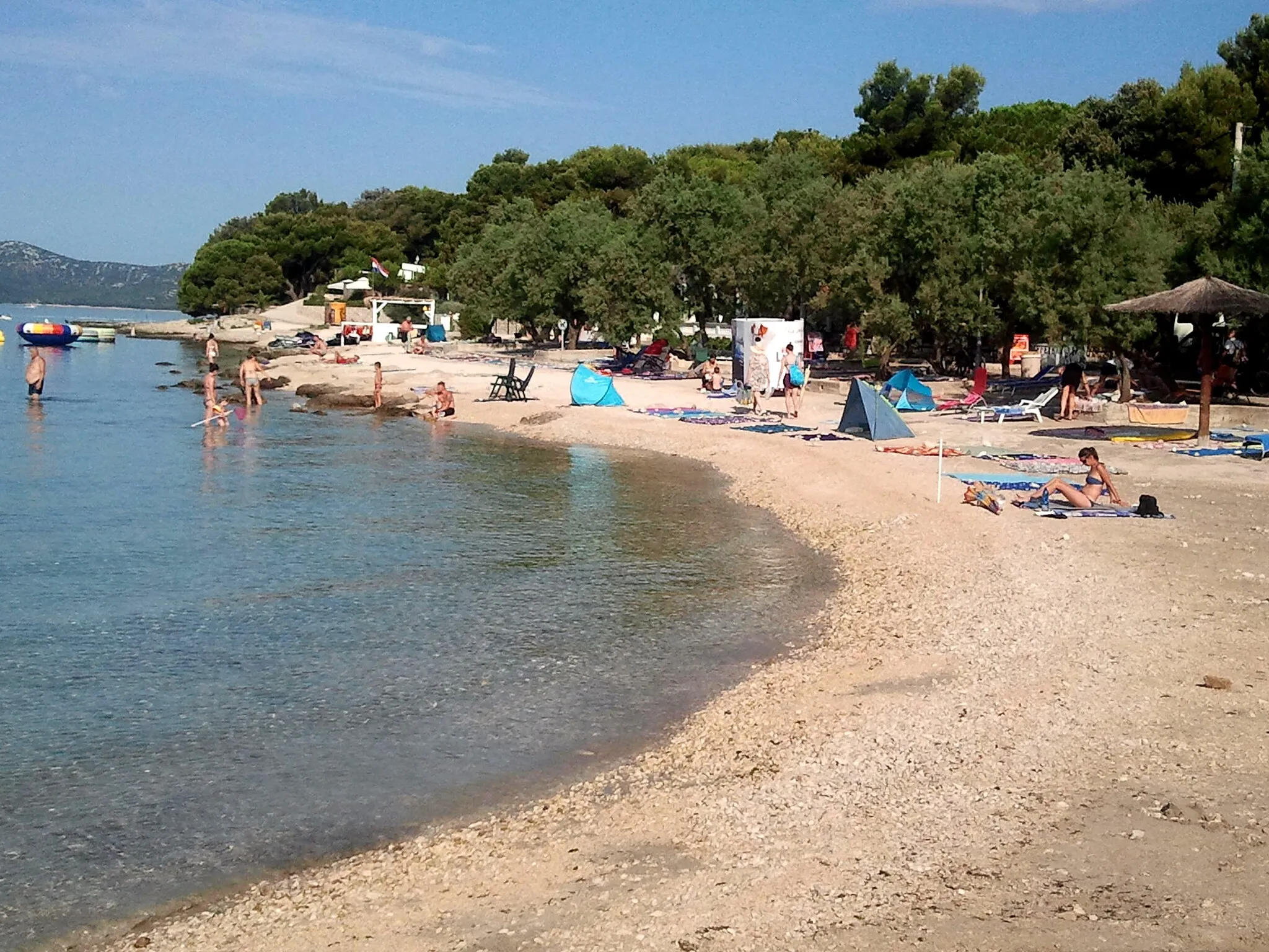 Photo showing: Leto 2019. Pláž. Jadranské more. Prímorské letovisko Pakoštane, Zadarská župa, Dalmácia. Chorvátsko.