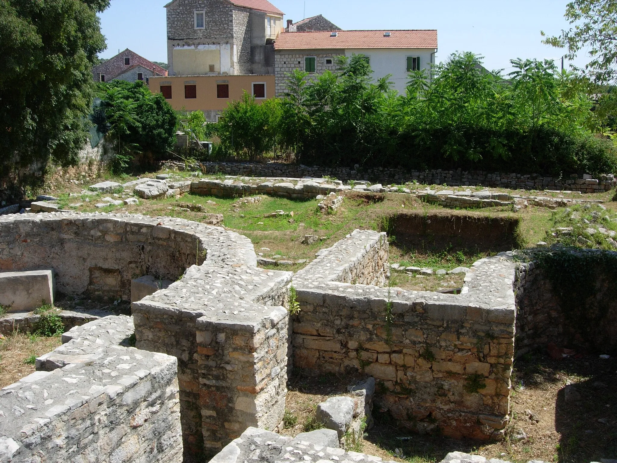Photo showing: Archaelogical site in Stari Grad next to Church of St. John (Crkva sv. Ivan).