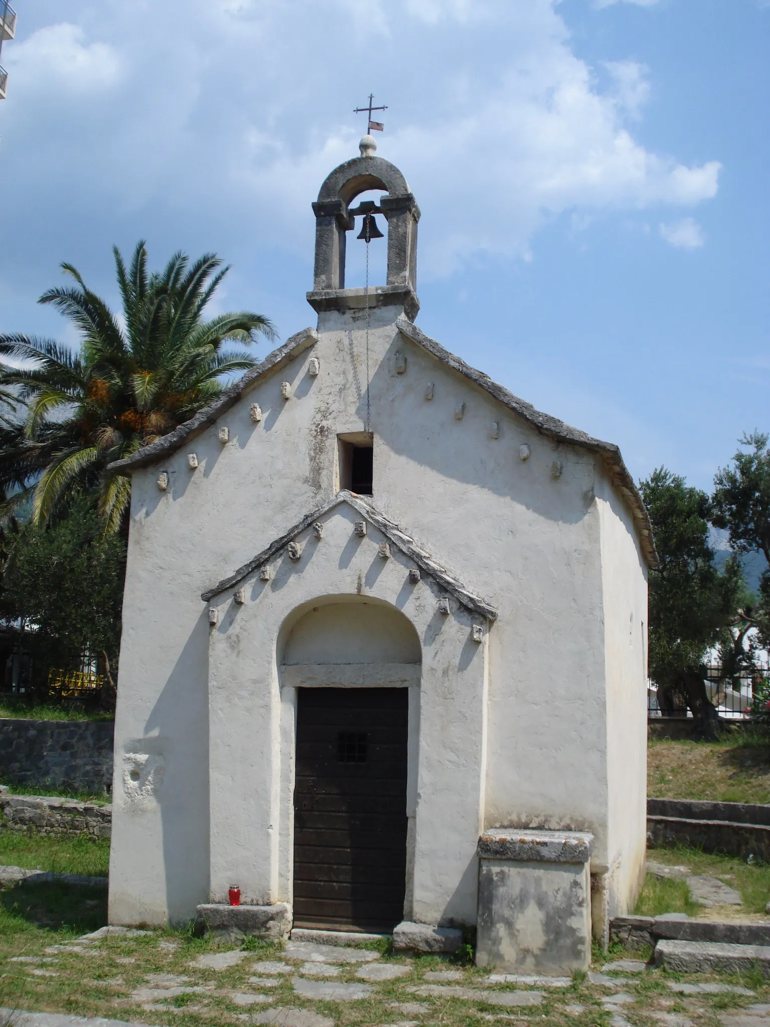 Photo showing: The Church of St. George (14th century), Tučepi, Croatia - front view