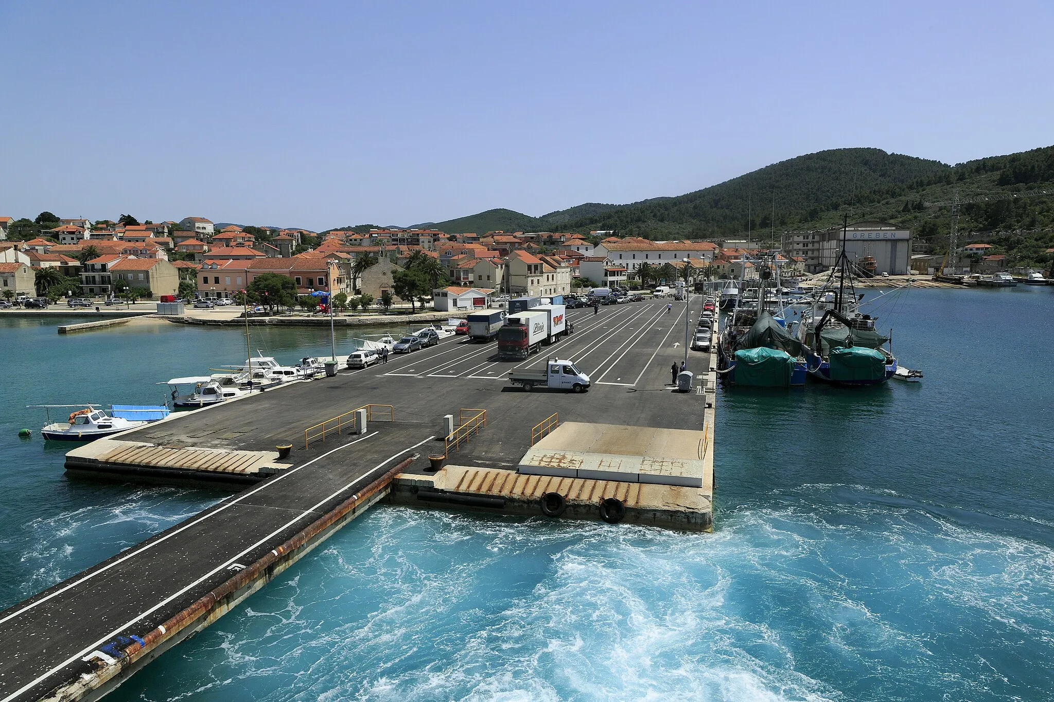 Photo showing: Achteraus nach dem Ablegen Richtung Split, auf beiden Seiten der Pier gibt es weitere und allgemein nutzbare Liegeplätze. Rechts im Hintergrund liegt die Schiffswerft Greben.
