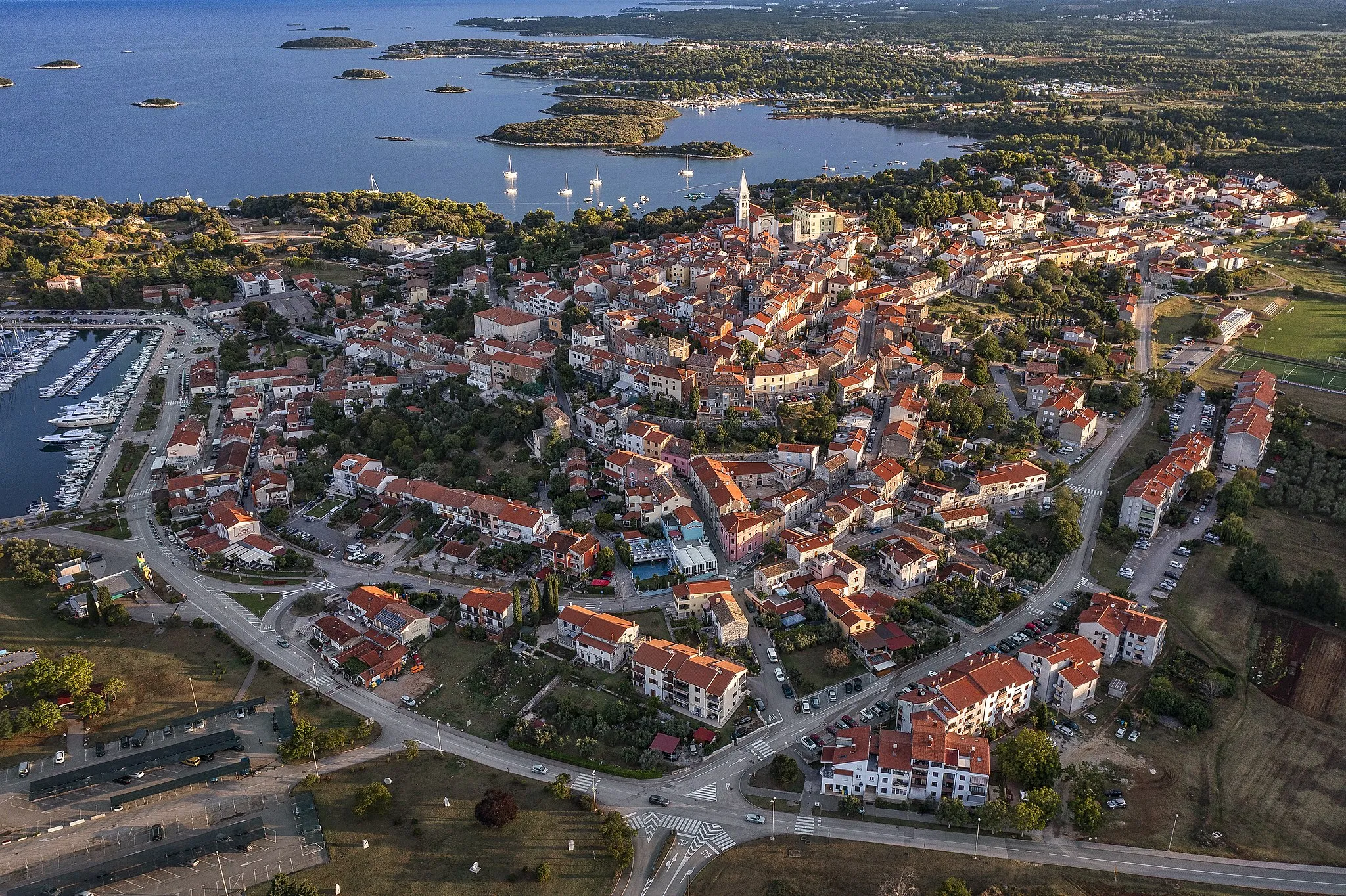 Photo showing: RRI-0106-1966 Aerial view to Vrsar (Orsera) at sunrise.