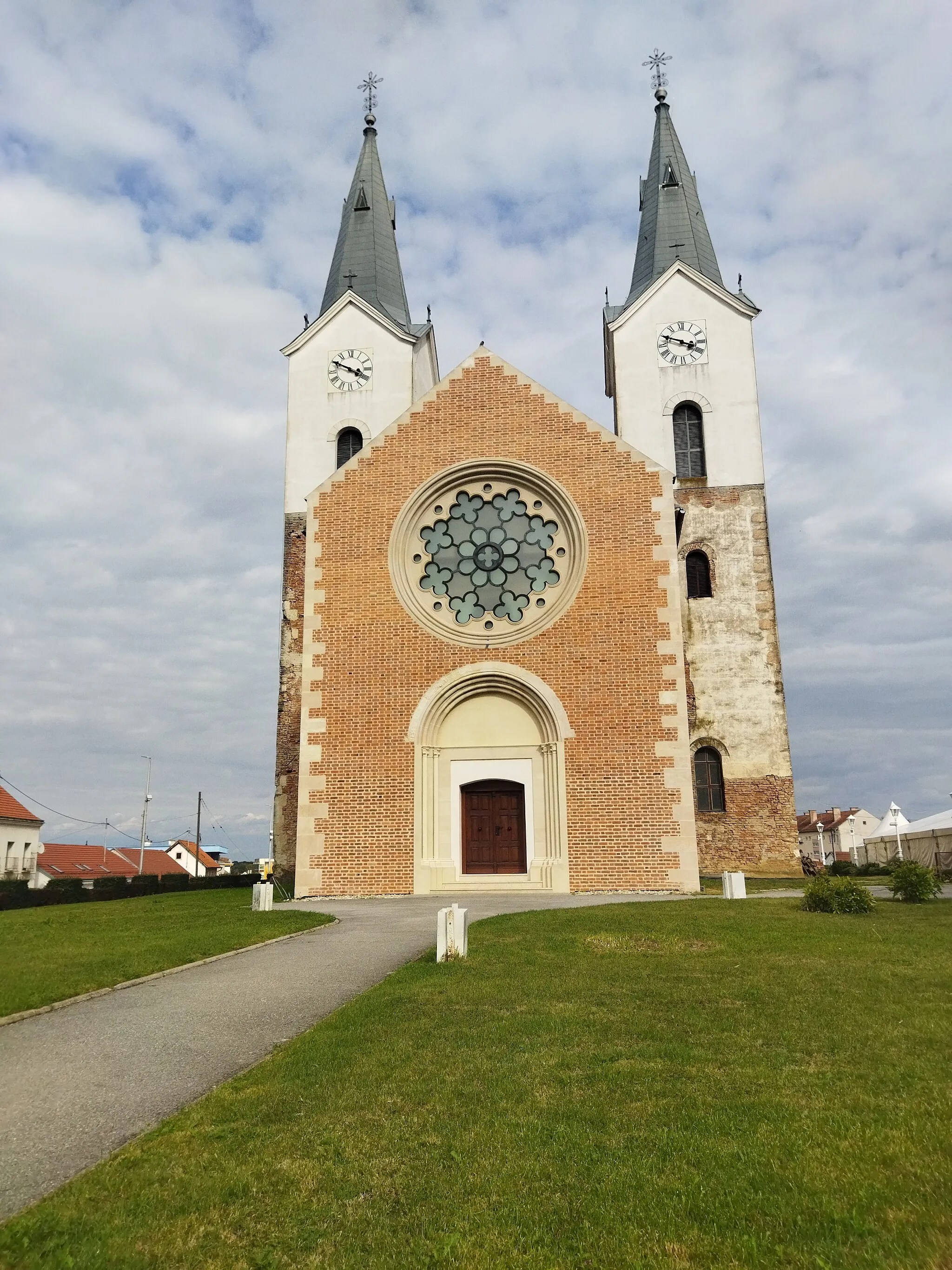 Photo showing: Crkva sv. Marije Magdalene u Čazmi, prednji dio.