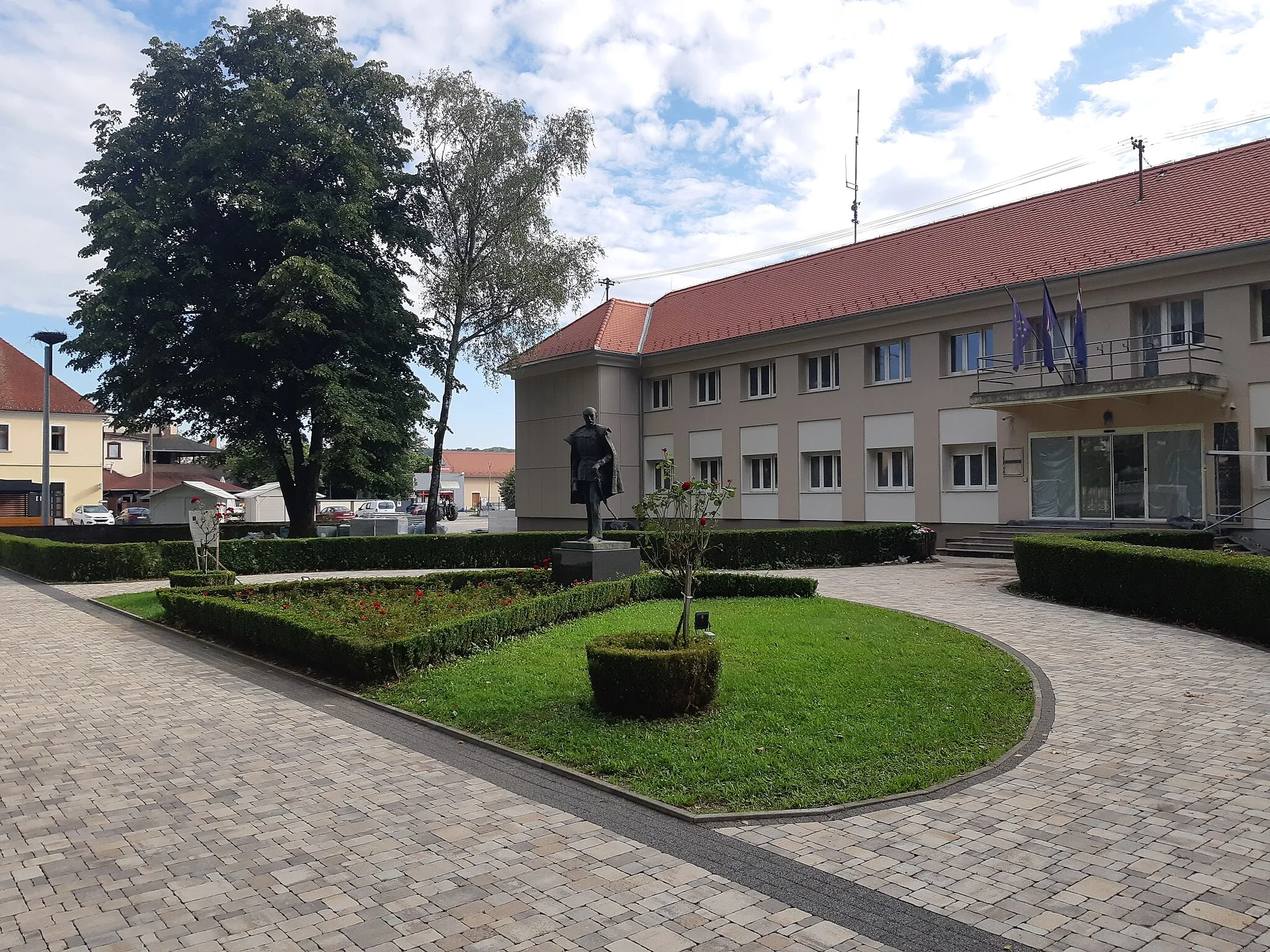 Photo showing: Gradska uprava Grada Gline sa spomenikom banu Josipu Jelačiću ispred.
