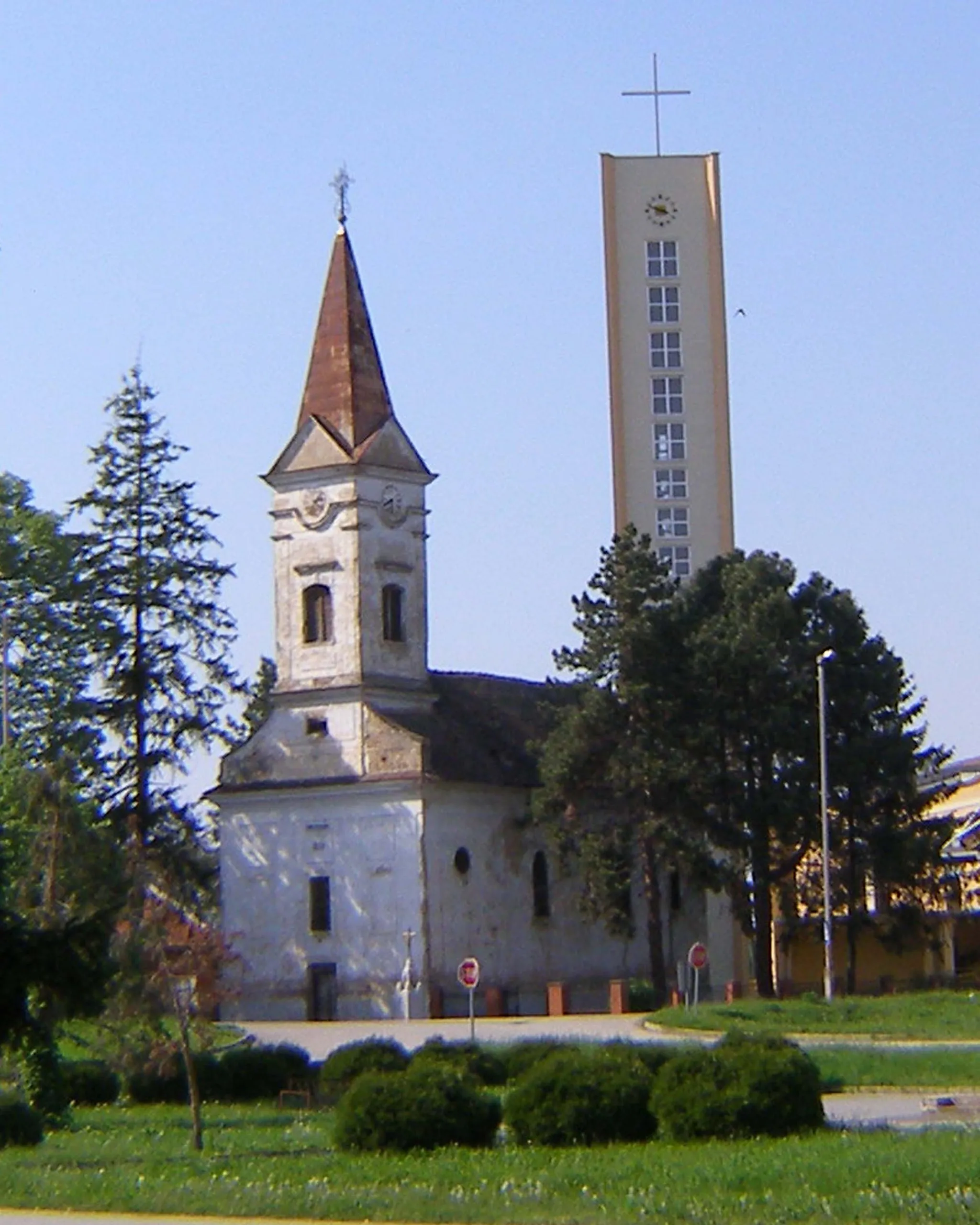 Photo showing: Gunjanska crkva iz 1848. Gunjanska crkva svetog Jakova iz 1845. U pozadini se vidi zvonik novosagrađene crkve.