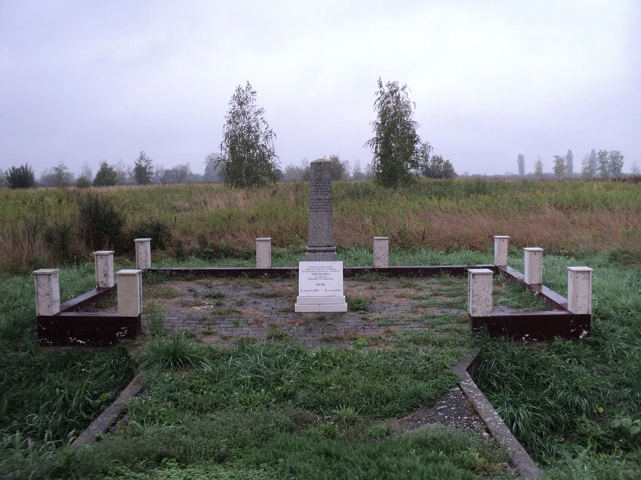 Photo showing: Memorial between Tenja and Osijek, which was the location of the Ustaša concentracion camp for Jews and Serbs in 1942.