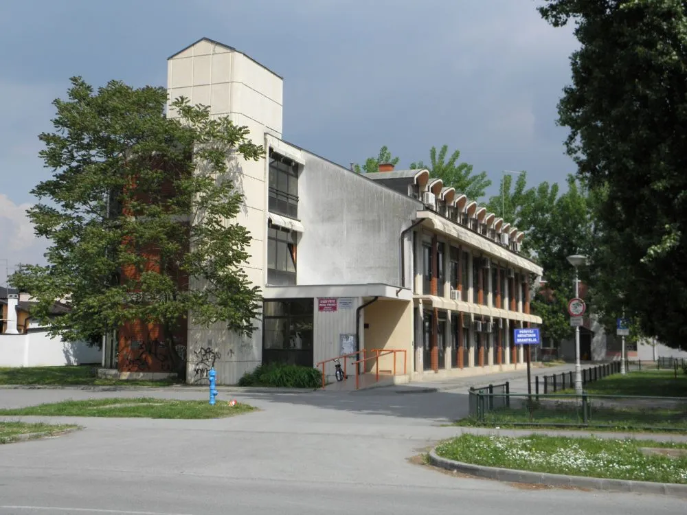 Photo showing: Dom zdravlja, Višnjevac. Svibanj, 2011.