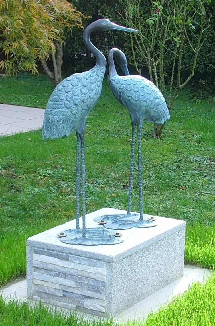 Photo showing: The sculpture depicts two cranes (bronze). Surface: applied patina