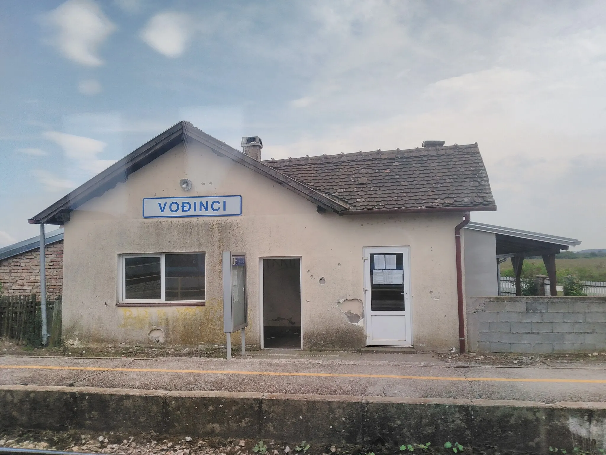Photo showing: Train Station in Vođinci, Croatia.