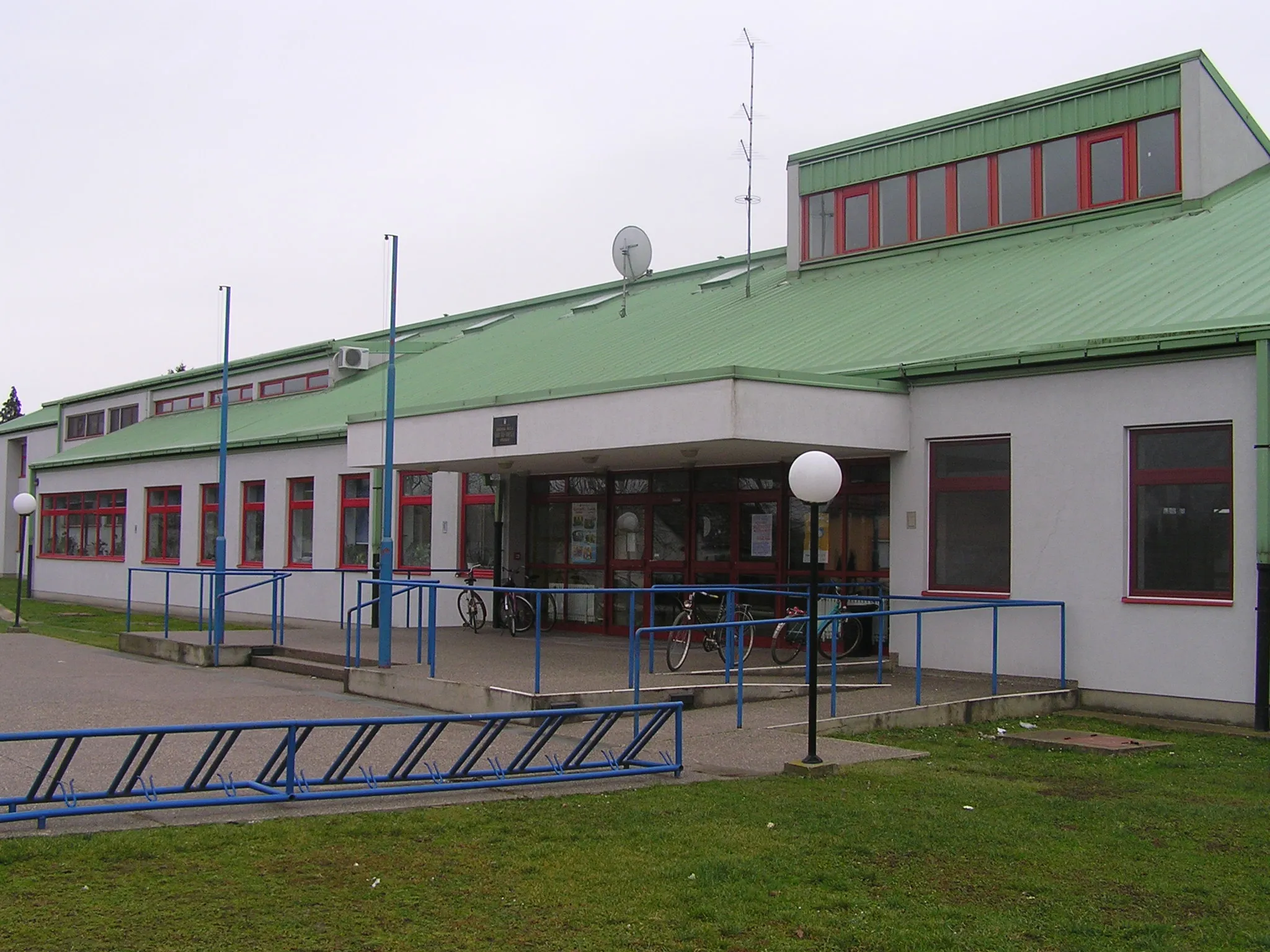 Photo showing: School in Vrbanja