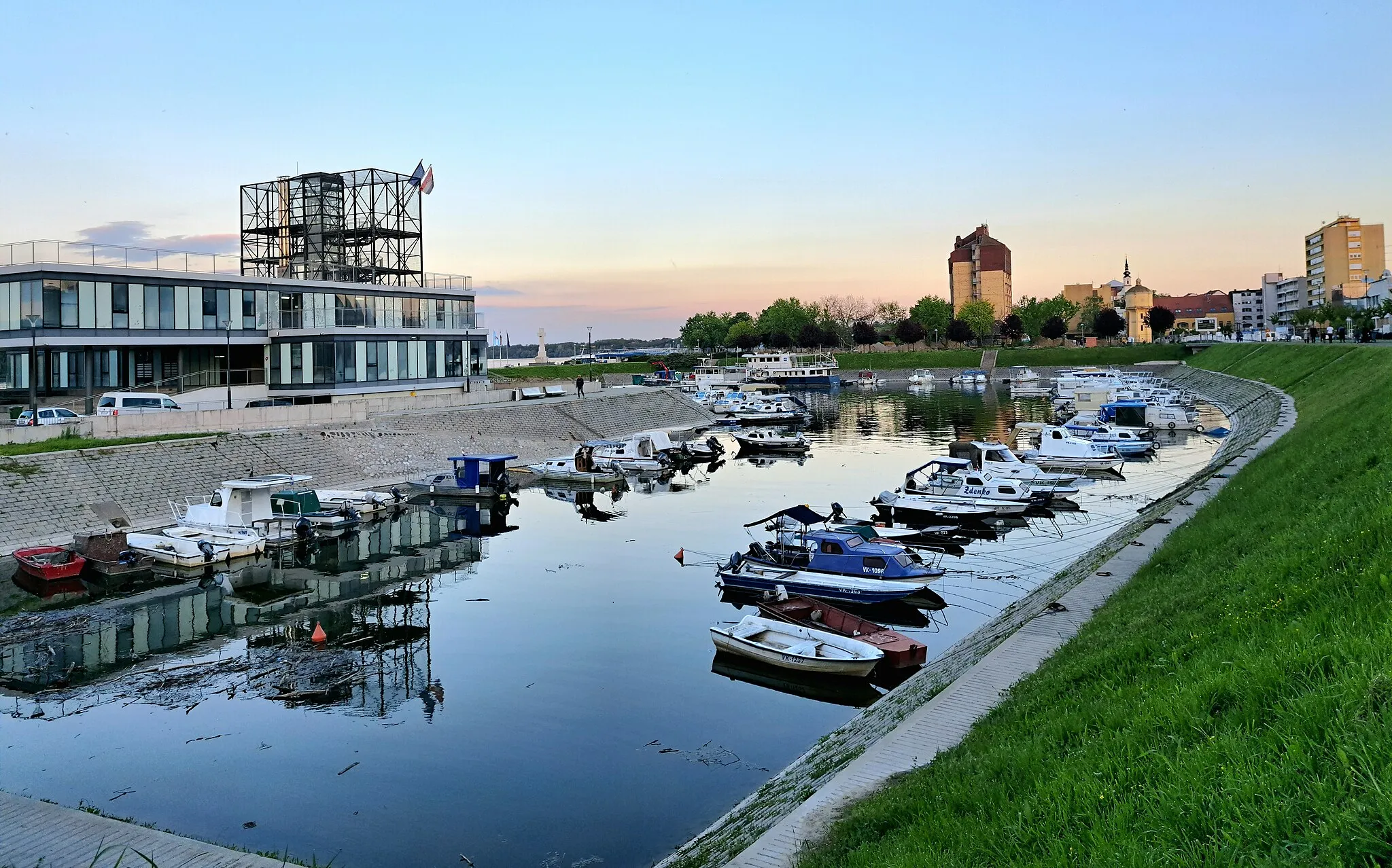 Photo showing: Vukovar ist eine Stadt im Osten Kroatiens. Sie ist die Hauptstadt der Gespanschaft Vukovar-Syrmien  und hatte 2011 bei der Volkszählung 27.683 Einwohner. Die Region um Vukovar an der Grenze zu Serbien war während des Kroatienkriegs 1991–1995 das am stärksten umkämpfte Gebiet. Bei der serbischen Belagerung und der Schlacht um Vukovar wurde Vukovar weitgehend zerstört.