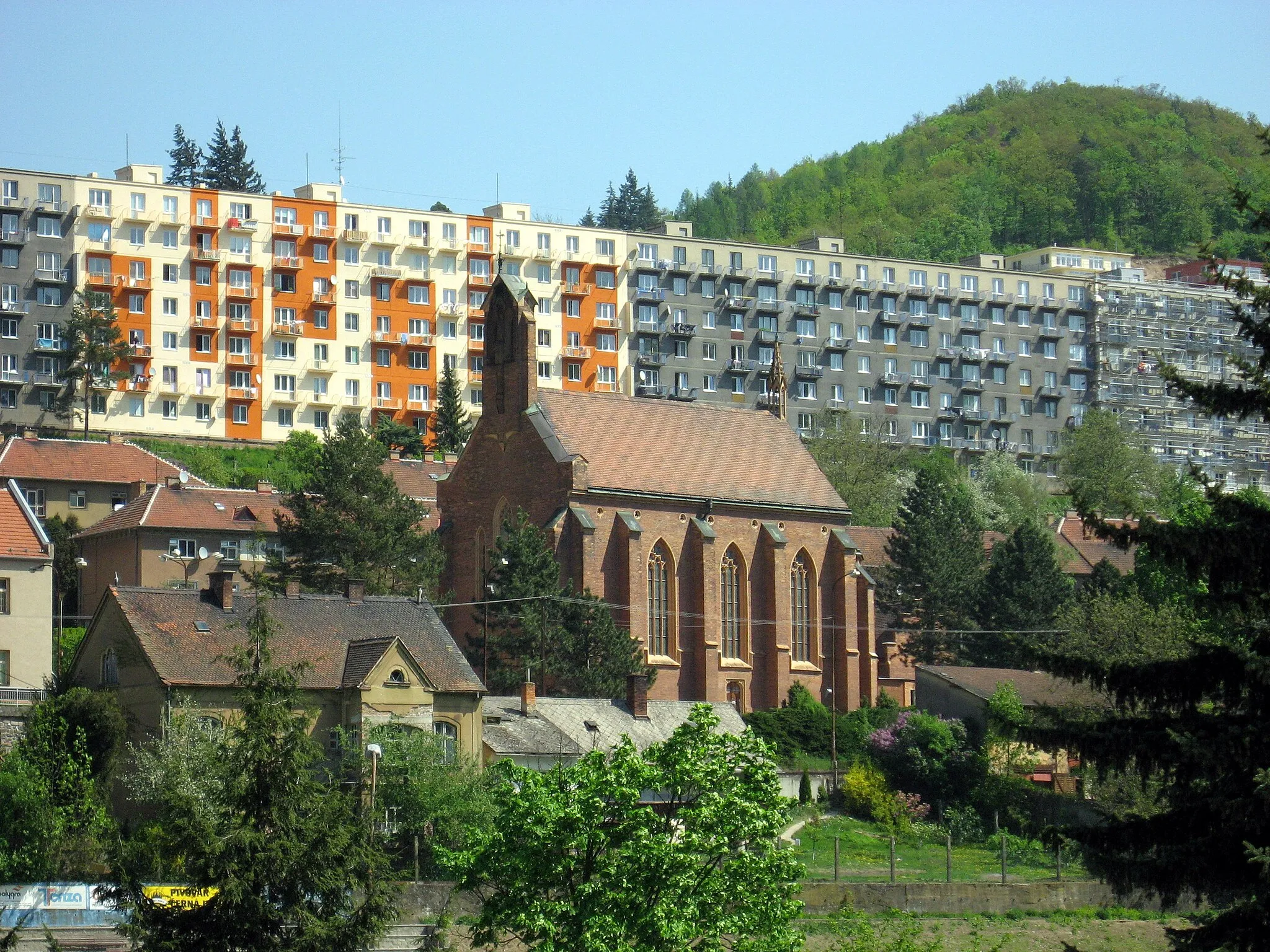 Photo showing: Adamov, kostel sv. Barbory a zděný bytový blok tzv. Hradčany