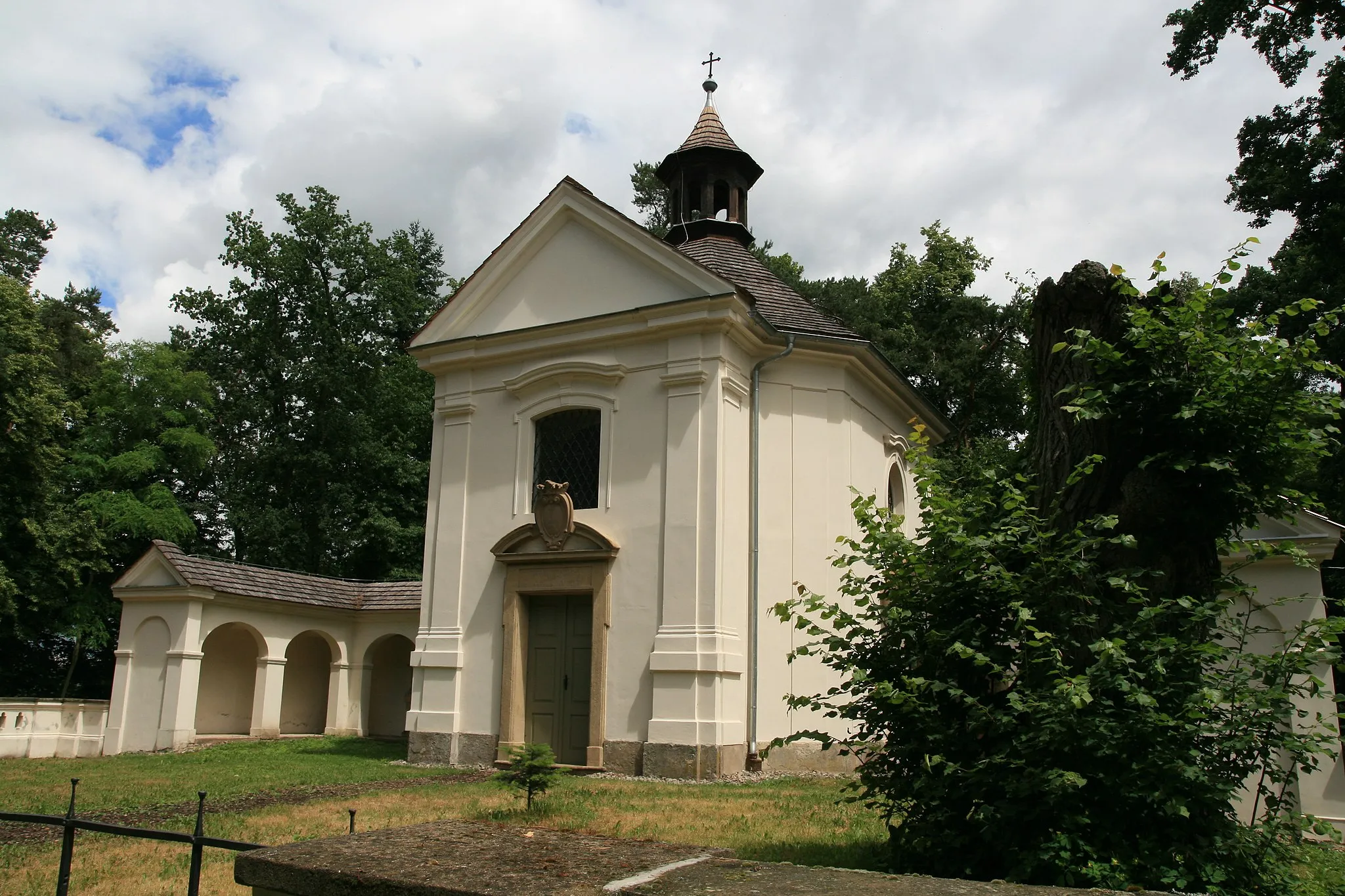 Photo showing: Chapel of the Holy Family on top of Paseka hill in Černá Hora, Blansko District, Czech Republic.