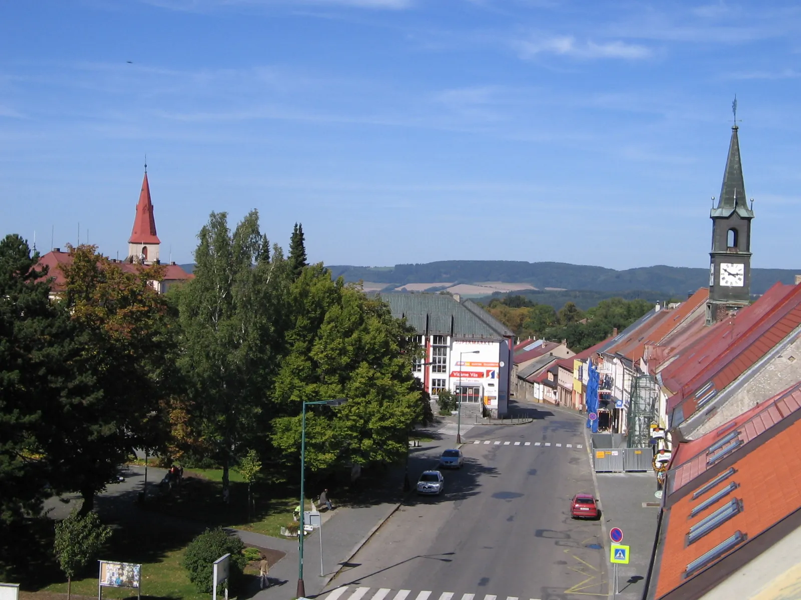 Photo showing: Pohled na náměstí v Chotěboři (v pozadí vrcholky Železných hor).