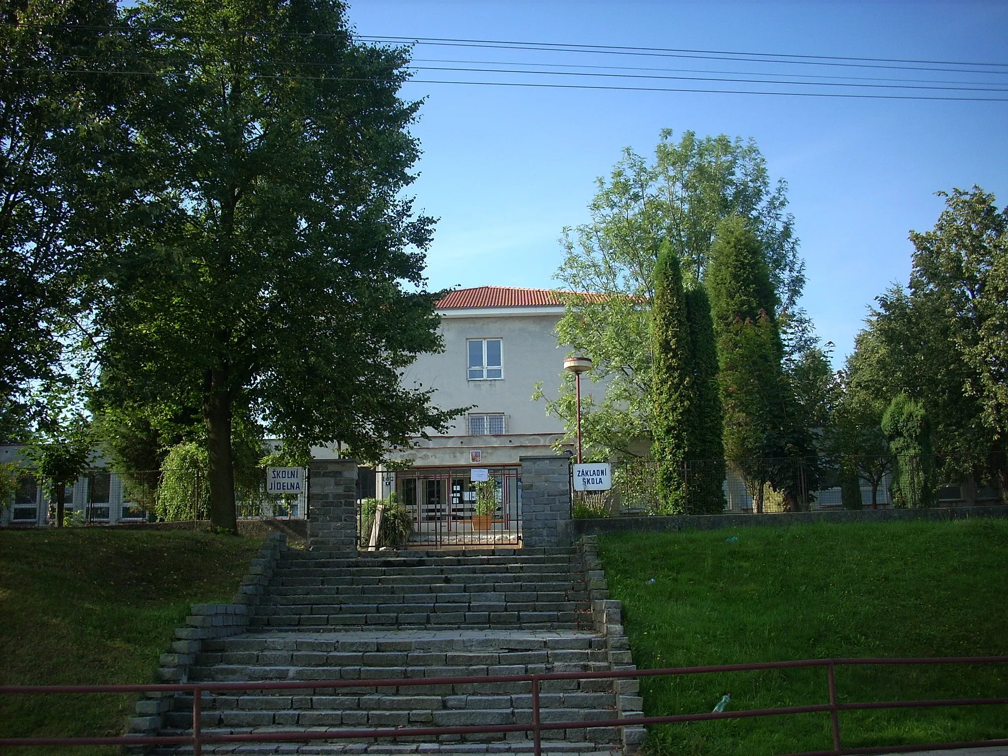 Photo showing: Dobronín, primary school
