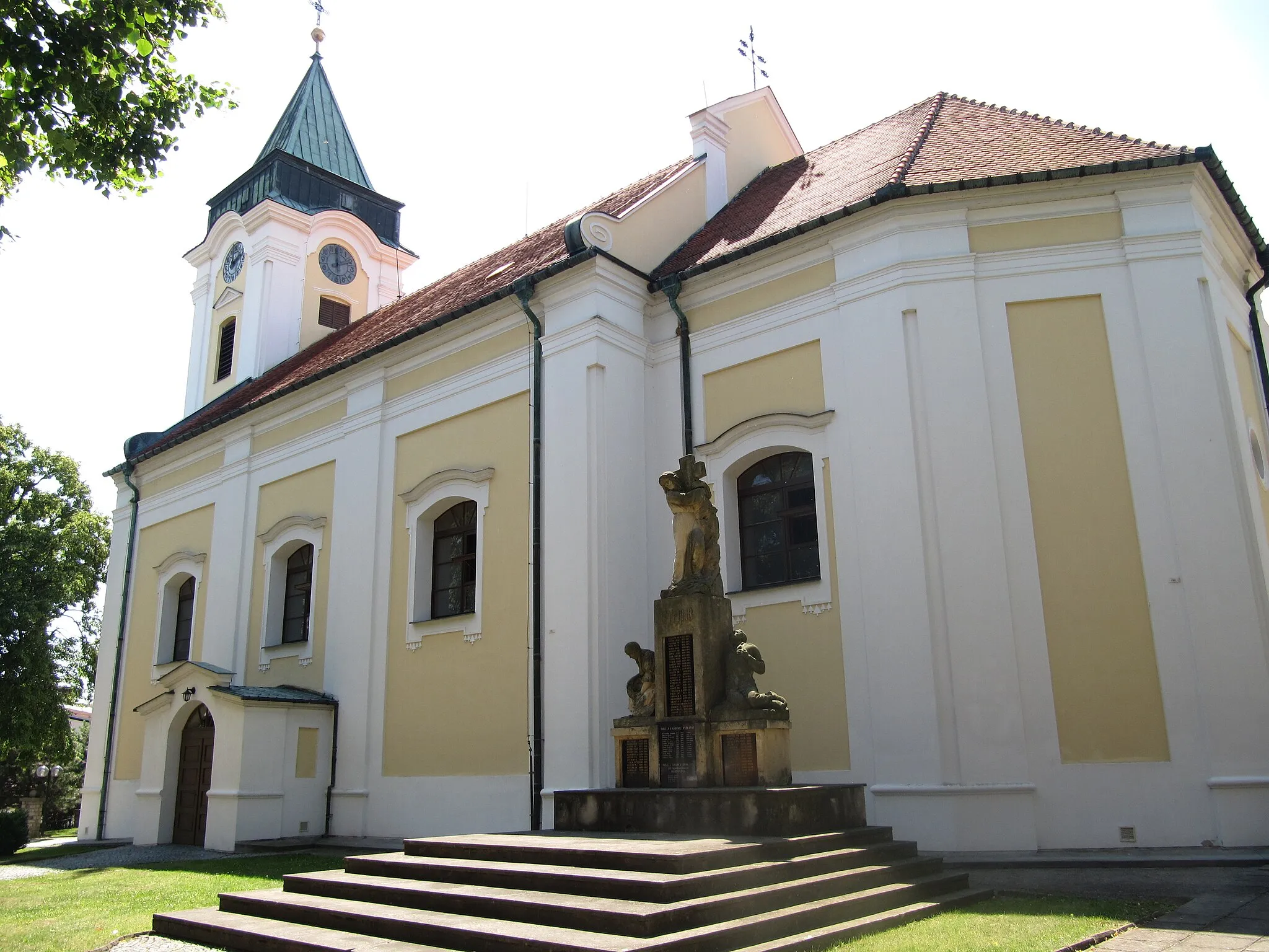 Photo showing: Dolní Bojanovice in Hodonín District, Czech Republic. Baroque Church of St. Wenceslas and monument to victims of First World War.