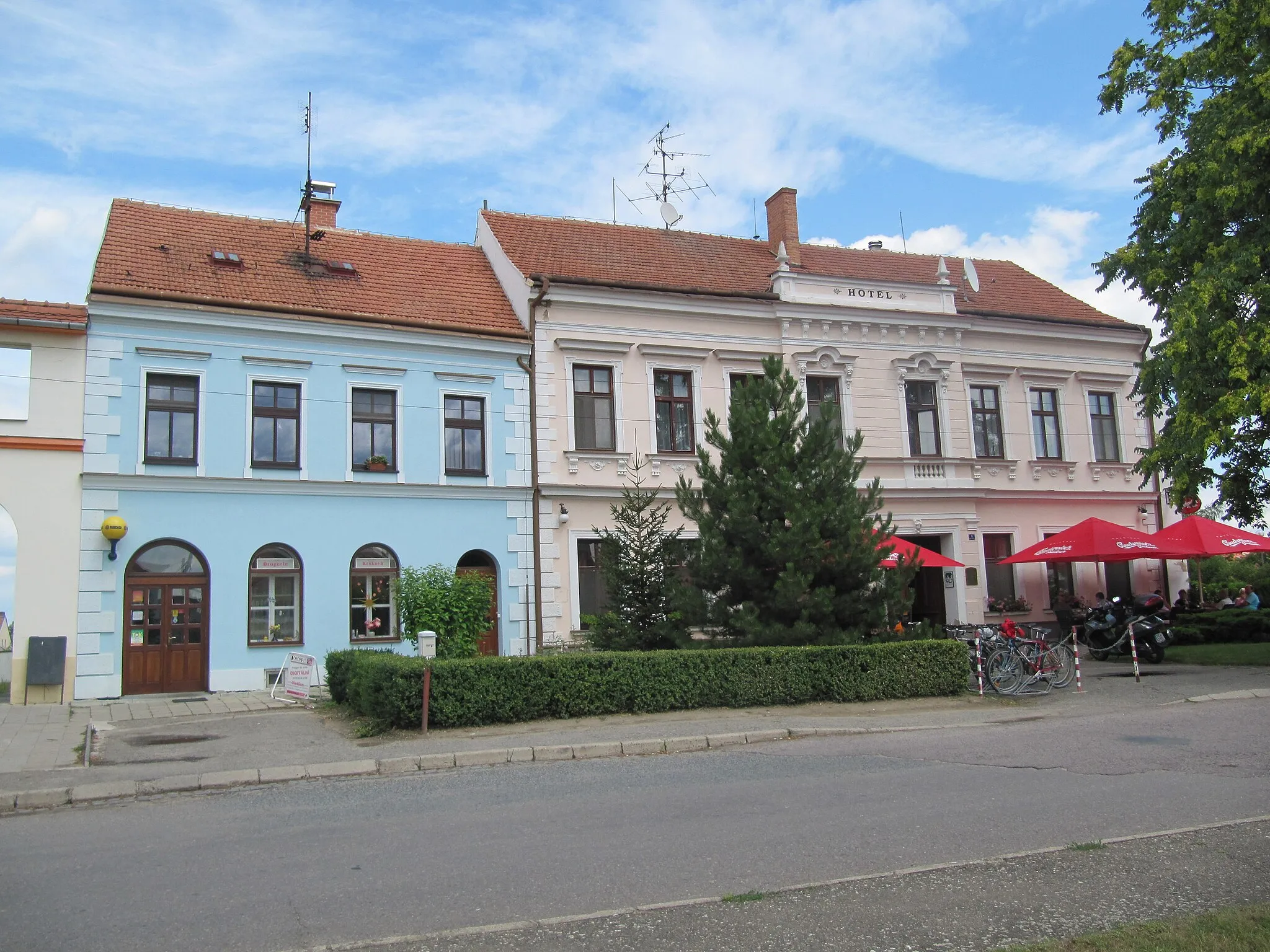 Photo showing: Drnholec in Břeclav District, Czech Republic. Náměstí svobody square, hotel.