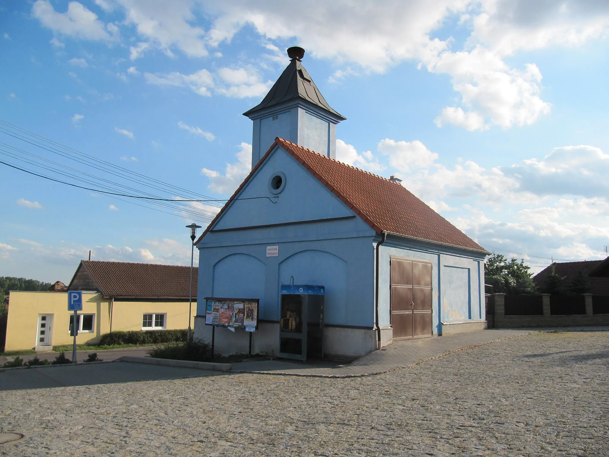 Photo showing: Hodonice in Znojmo District, Czech Republic. Fire station.